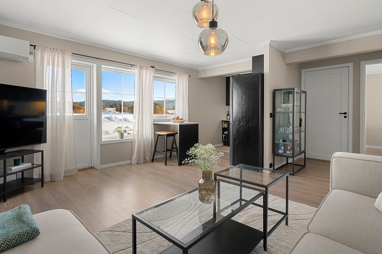 Leiligheten har en romslig åpen stue-/kjøkkenløsning på 28,5 kvm. Galleribilde