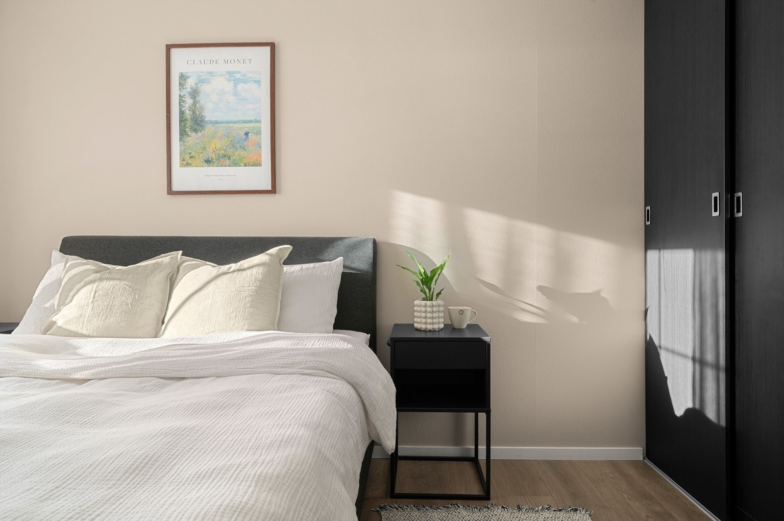 På hovedsoverommet er det montert praktisk garderobeskap. Galleribilde