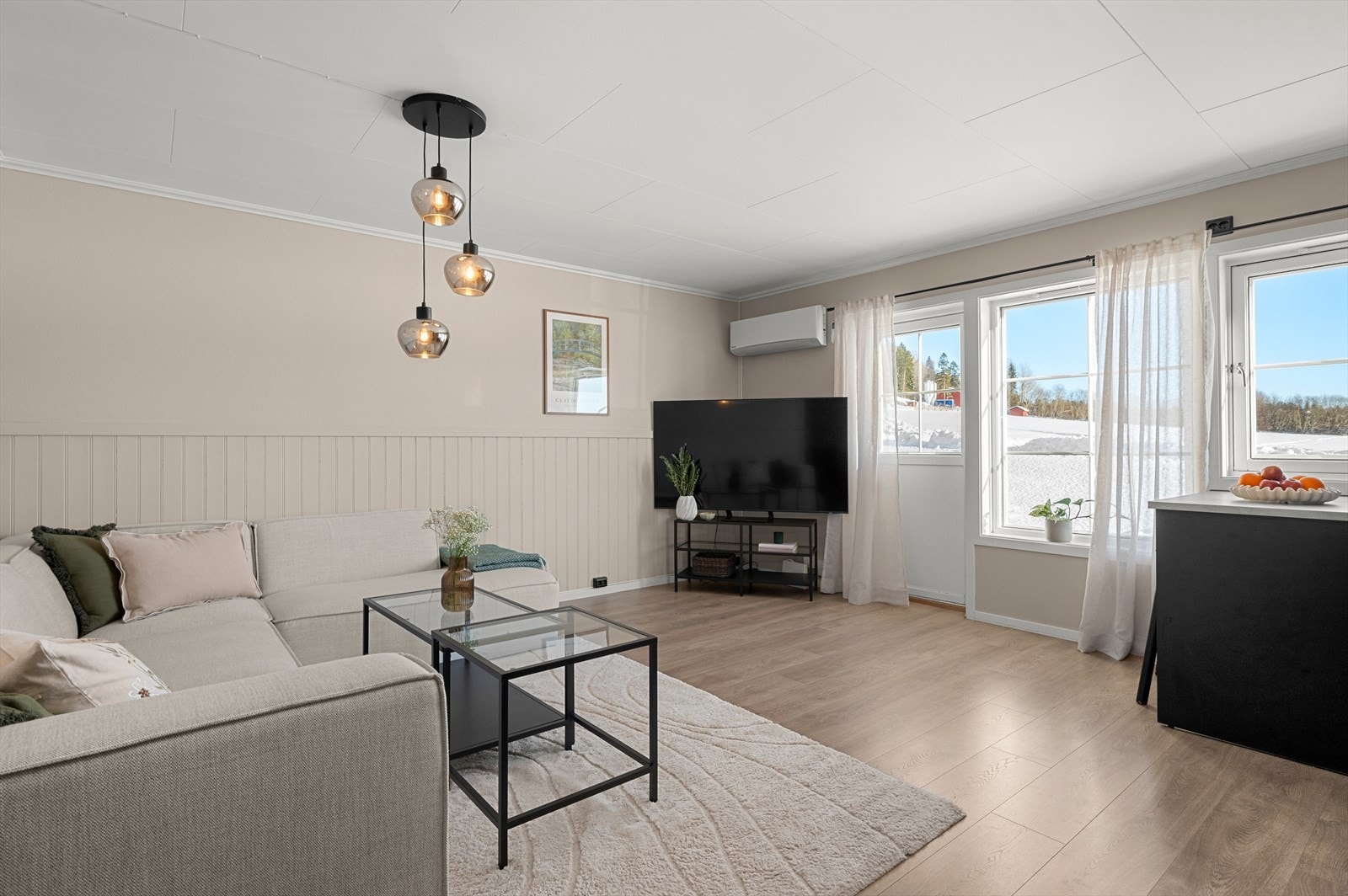 Leiligheten varmes opp elektrisk og det er også montert varmepumpe for effektiv oppvarming og nedkjøling. Galleribilde