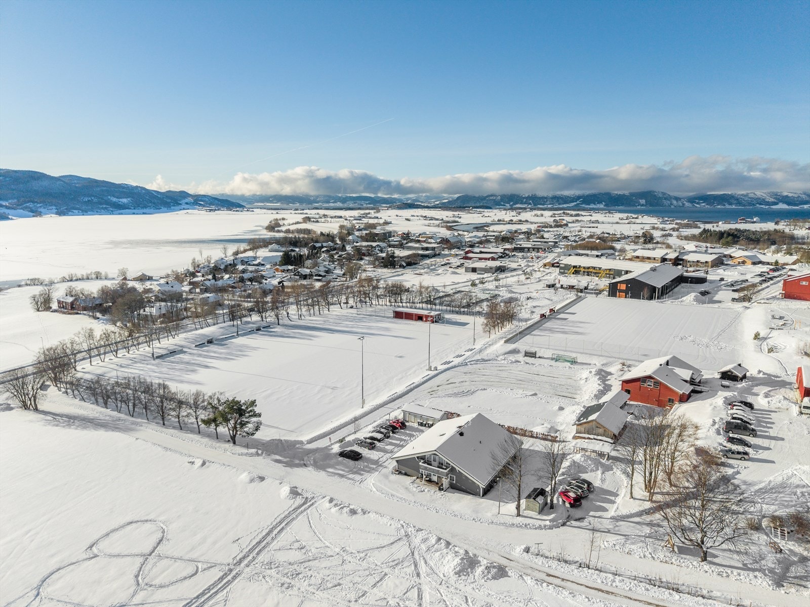 I tillegg til den sentrale beliggenheten, byr eiendommen på nærhet til både sjøen og skogen, samt flotte tur- og fiskemuligheter Galleribilde