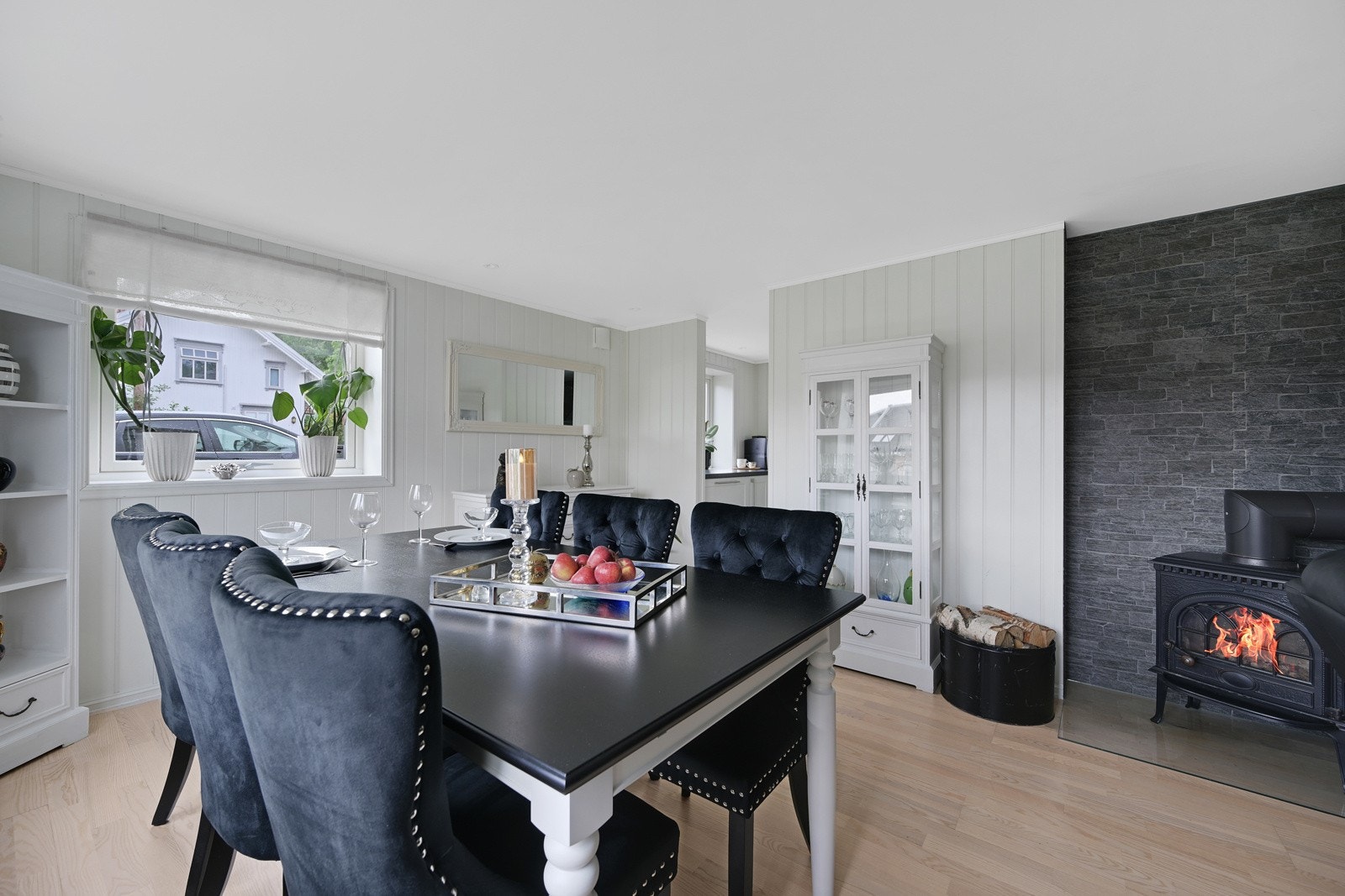 1. etasjen har en luftig og gjennomført stue med vedovn og lyse farger på veggene Galleribilde