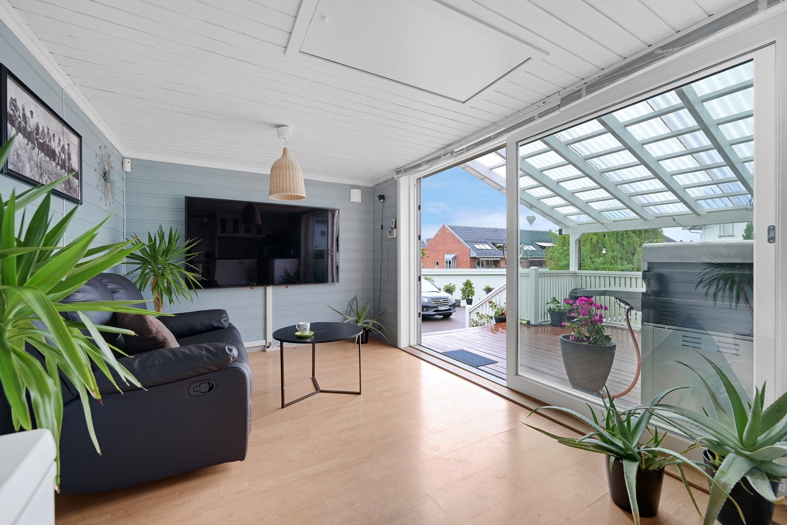 I annekset har stuen en stor skyvedør ut til den flotte terrassen Galleribilde