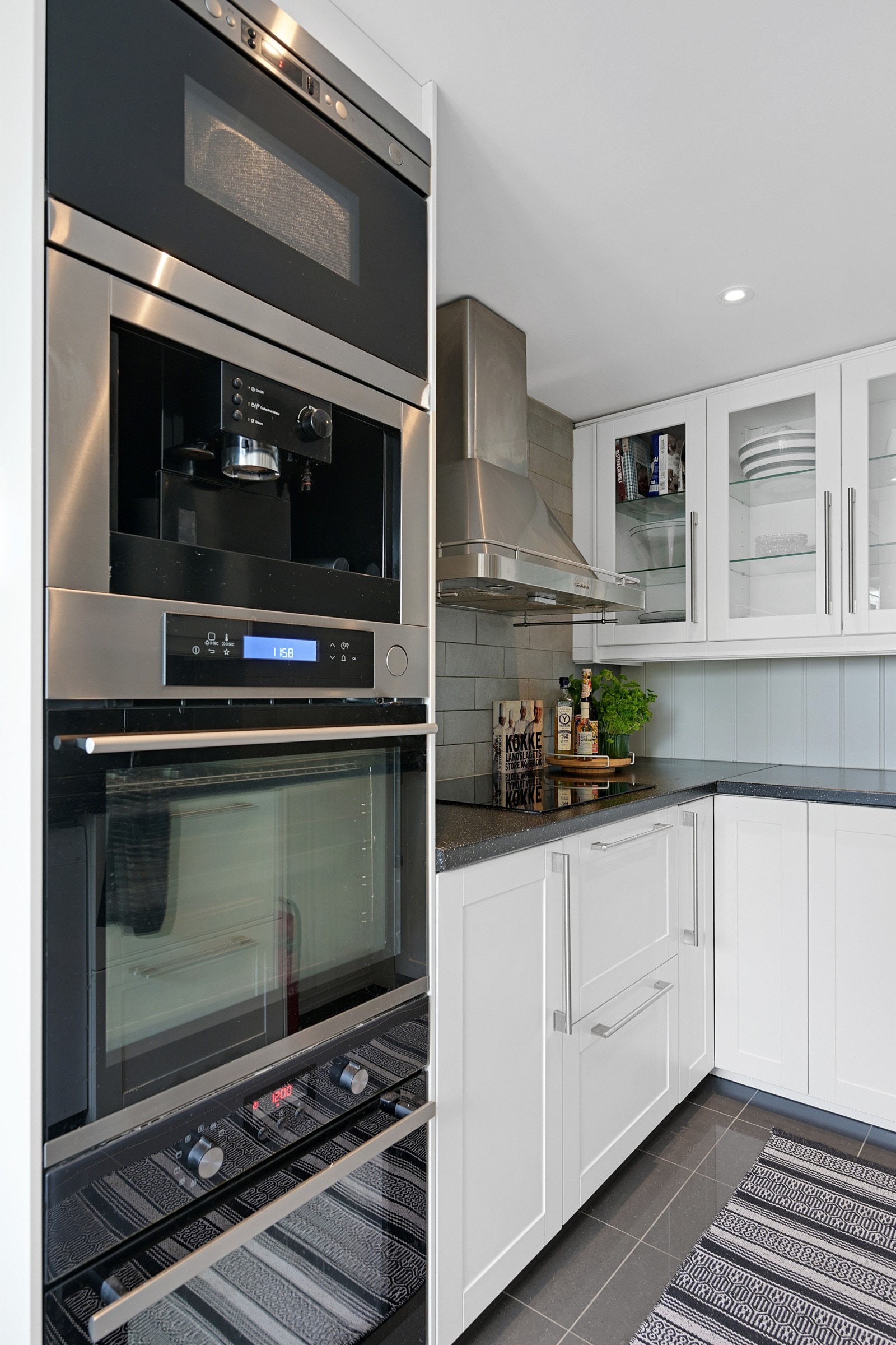 Herlig belysning fra downlights i taket. Her er det også tilrettelagt for integrerte hvitevarer. Kjøleskap kan medfølge om ønskelig. Galleribilde