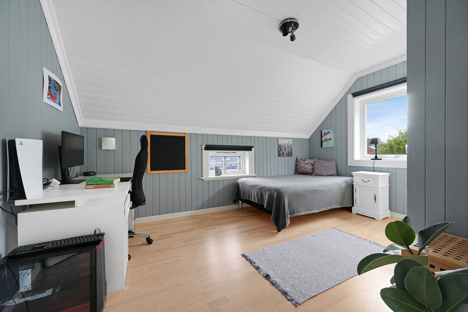 Soverom nr 2 er romslig med panel på tak og i vegg, med vindu som gir godt med naturlig lys Galleribilde