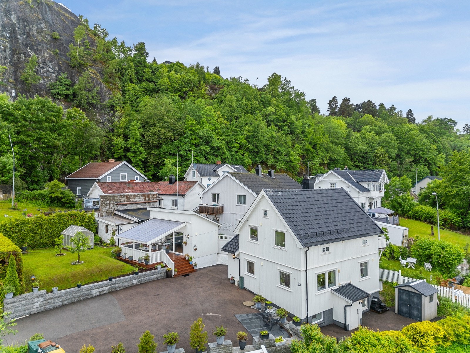God plass til parkering i en romslig gårdsplass Galleribilde