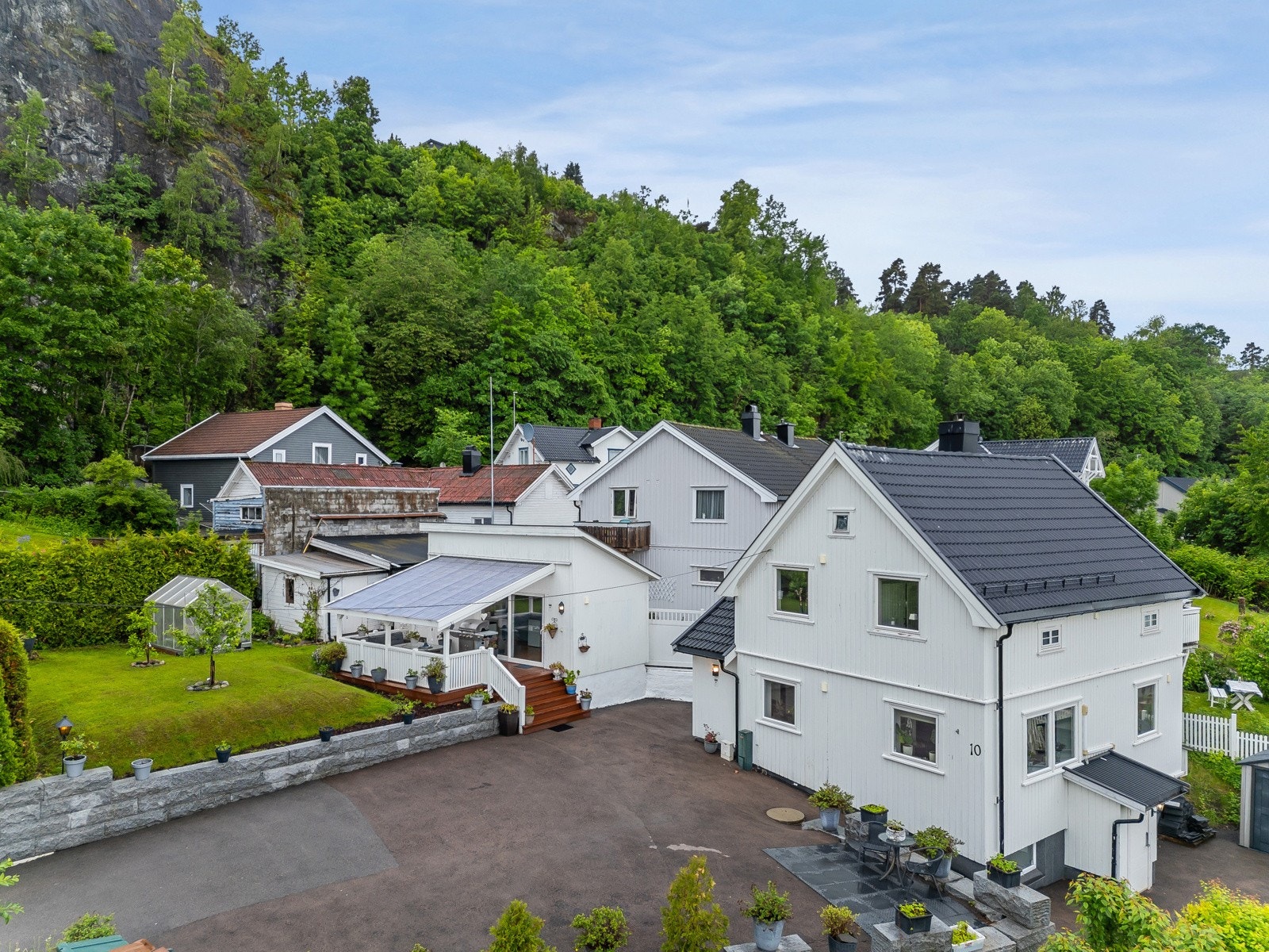 Tiltalende enebolig i to etasjer med utleiedel i kjeller Galleribilde