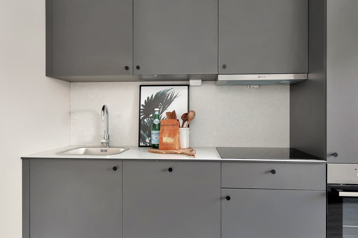 Moderne kjøkken som inkluderer kjøleskap, komfyr, koketopp og oppvaskmaskin Galleribilde