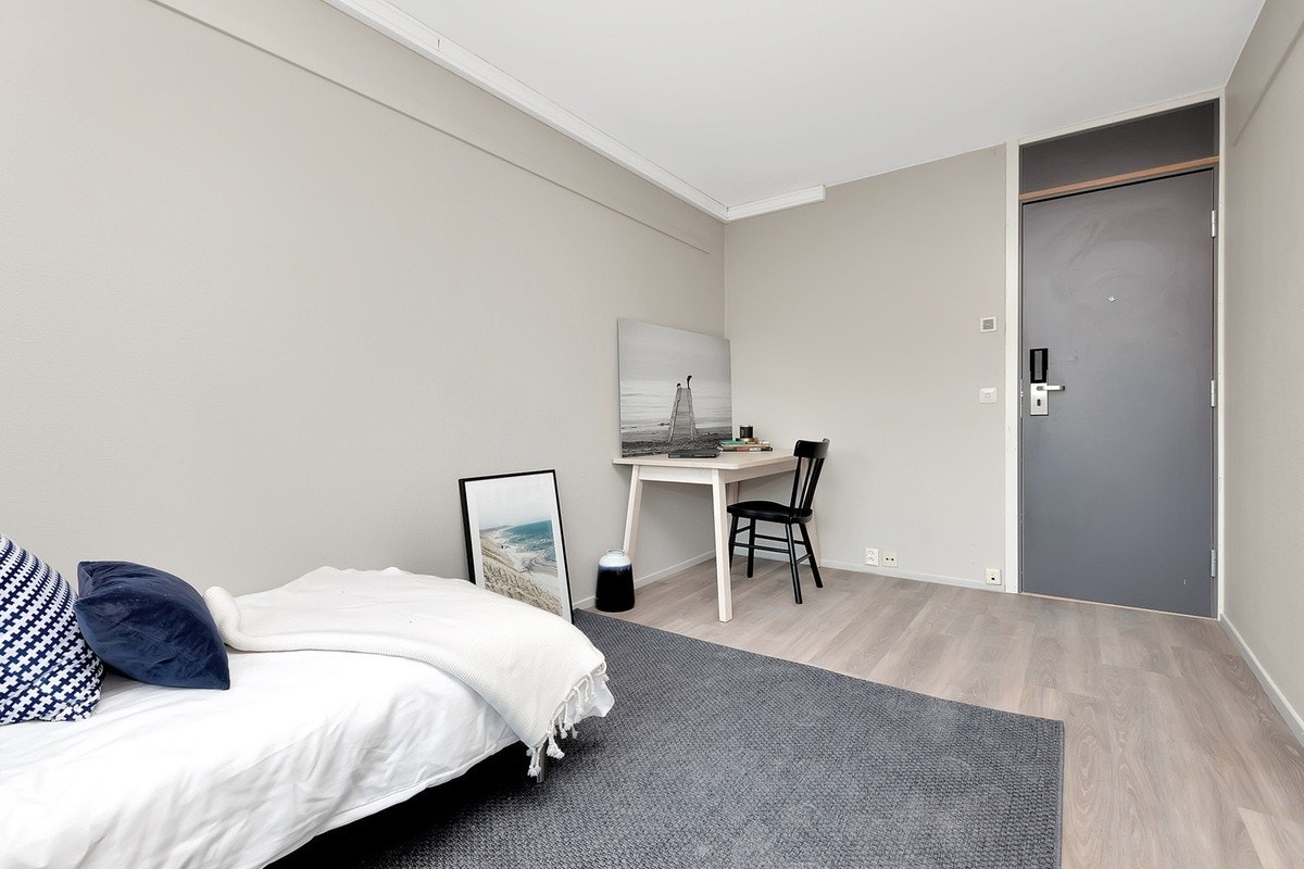 Soverommene er lyse og romslige, med plass til seng og oppbevaring, samt skivepult på det ene soverommet. Galleribilde