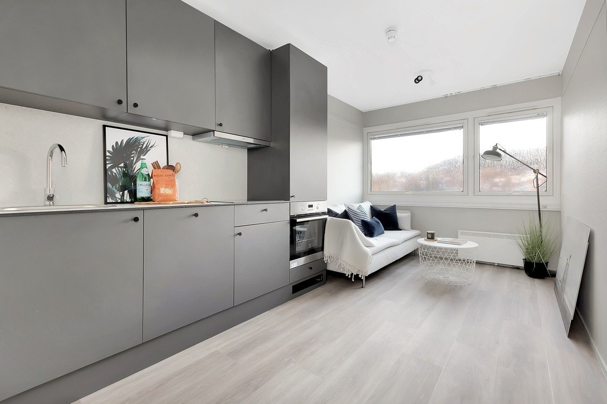 Flott 2-roms leilighet med gode lysforhold og et moderne kjøkken som inkluderer kjøleskap, komfyr, koketopp og oppvaskmaskin Galleribilde