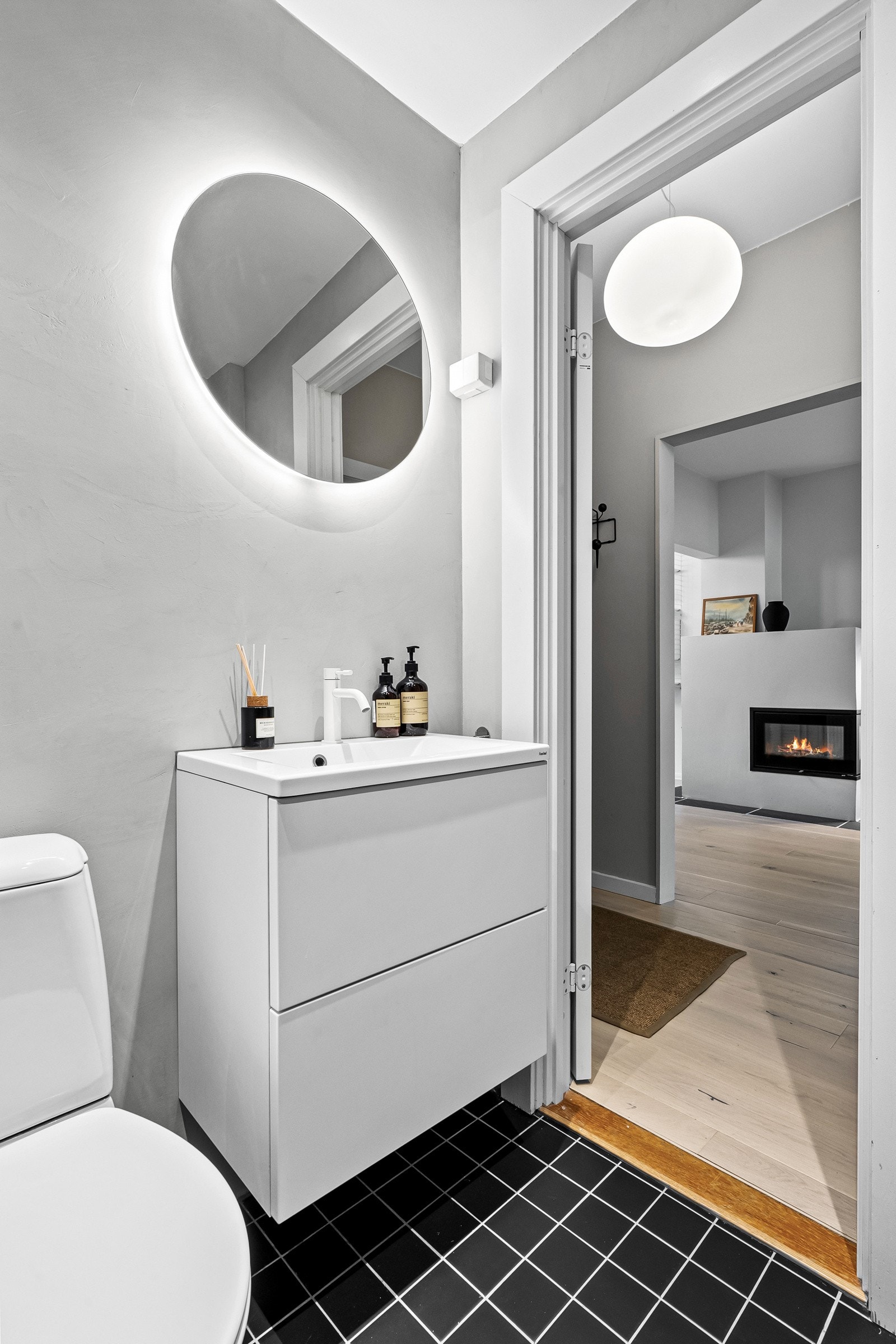 Rommet har en romslig dusjnisje, et veggmontert servantskap som gir god oppbevaringsplass, samt et gulvstående klosett Galleribilde