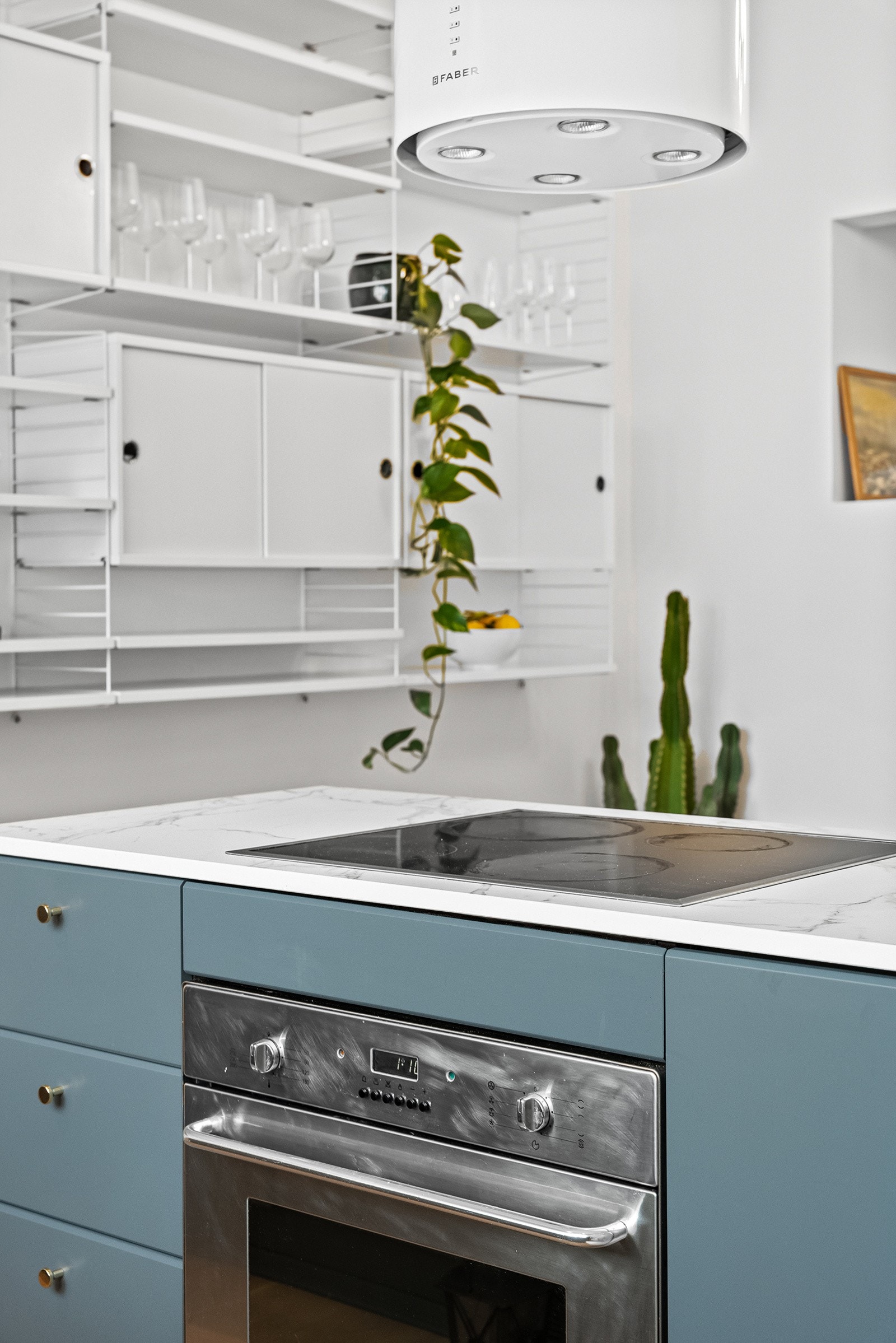 Kjøkkenet er utstyrt med integrerte hvitevarer, inkludert oppvaskmaskin, benkekjøleskap med skuffer og benkefryser fra IKEA, samt en nyere (2025) stekeovn og platetopp. En takmontert avtrekksvifte sørger for effektiv ventilasjon. Galleribilde