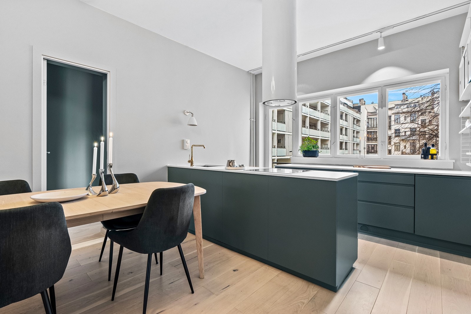 Moderne og smakfult kjøkken. Galleribilde