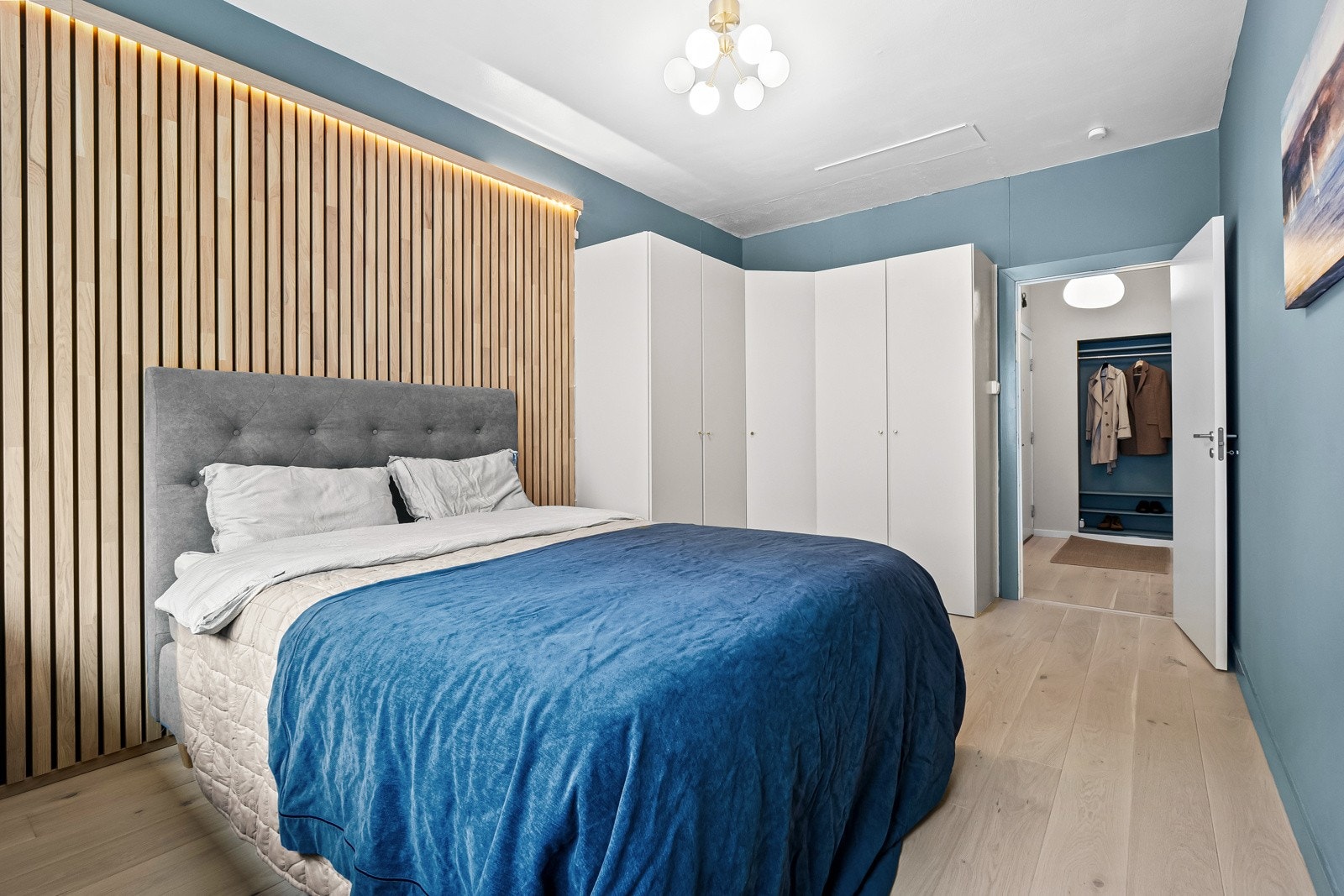 Hovedsoverommet er stort og innbydende, med god plass til både dobbeltseng og garderobeskap. Galleribilde