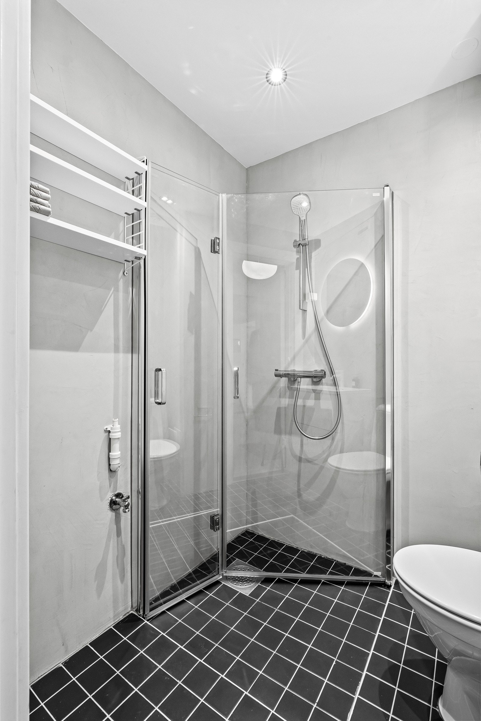 Badet er stilrent og funksjonelt innredet med moderne løsninger som sikrer både komfort og praktisk bruk Galleribilde