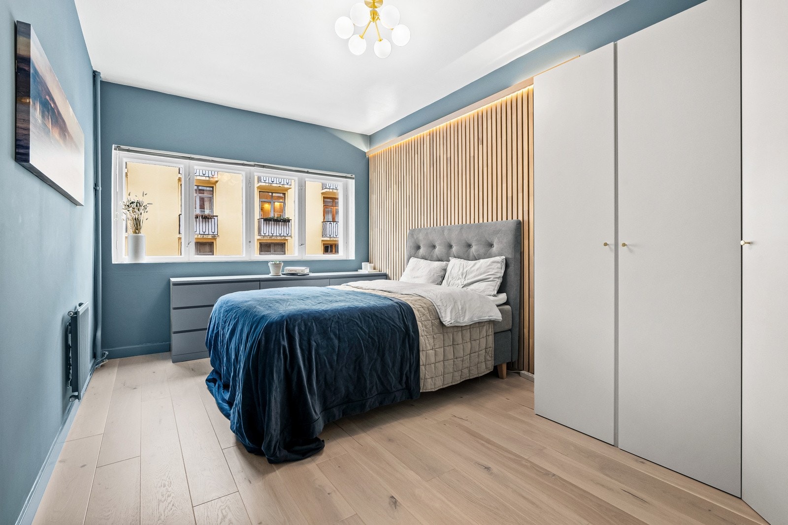 Leiligheten har to romslige og funksjonelle soverom, begge med gode lysforhold og smarte løsninger. Galleribilde