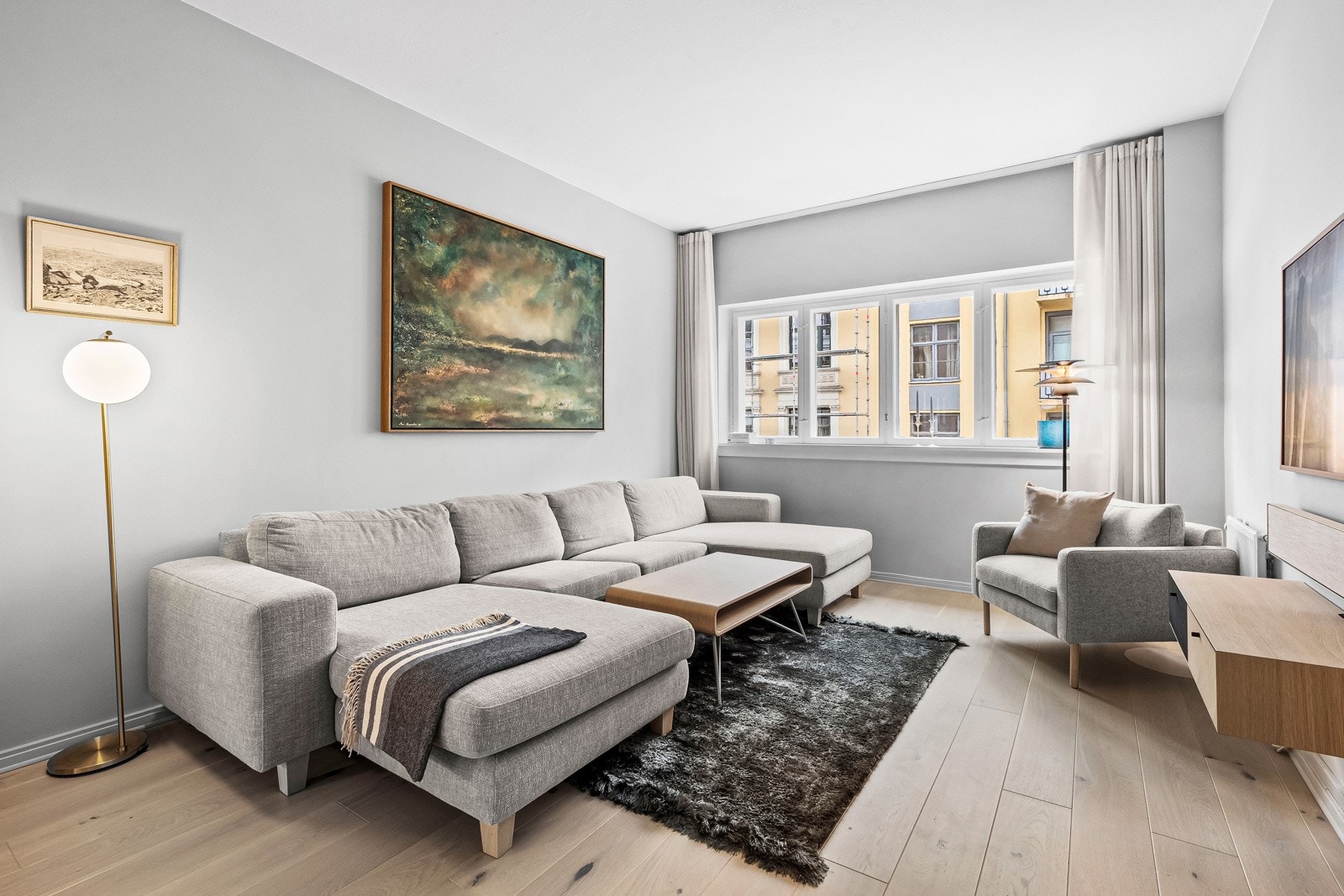 Leiligheten nyter en klassisk og romslig planløsning som sikrer enkel møblering og naturlig fordeling Galleribilde