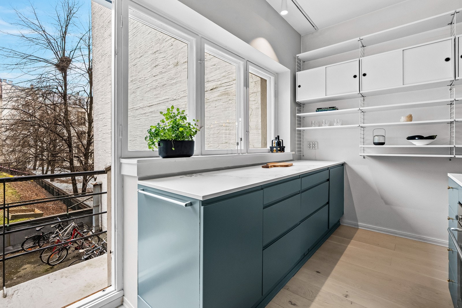 Fra kjøkken har du utgang til sydøst-vendt brannbalkong på ca. 5m². Galleribilde