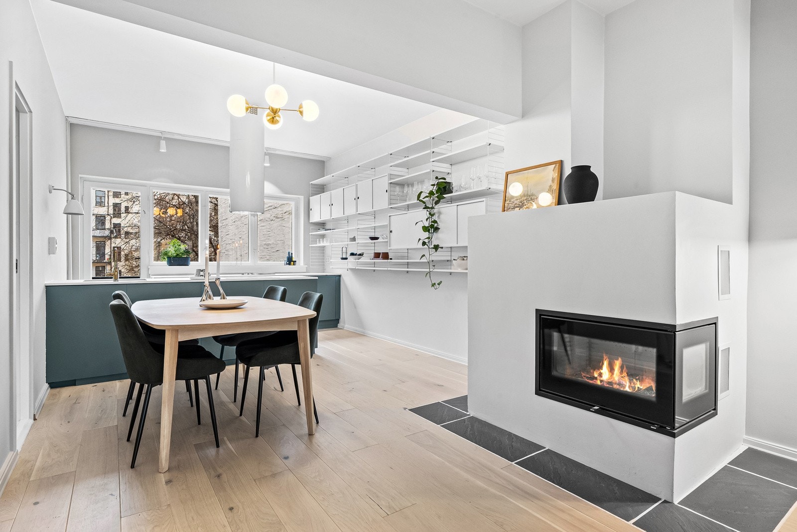 En stemningsfull peis sørger for ekstra varme og hygge på kjølige dager. Galleribilde