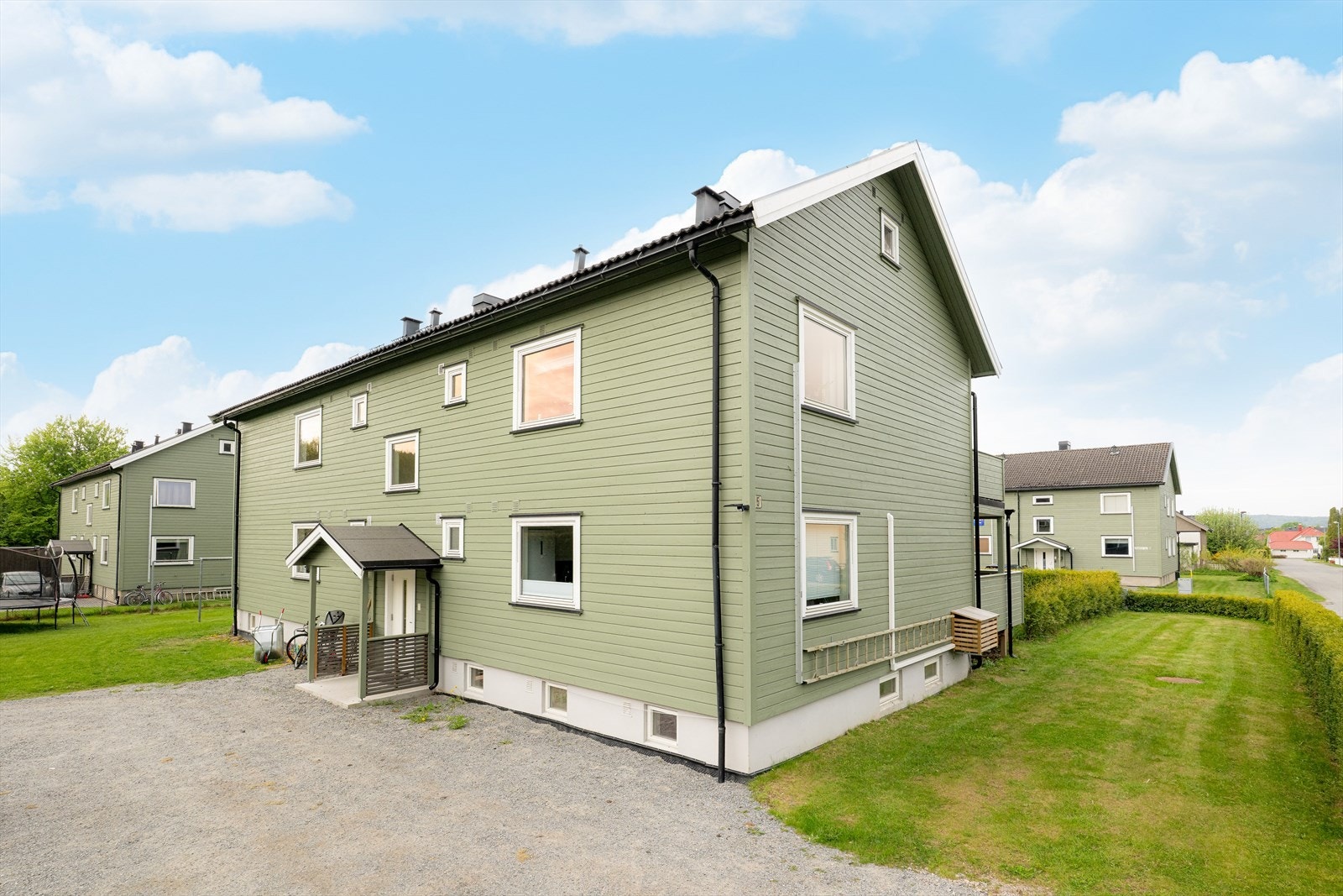 Brynhilds veg 5 har en sentral og attraktiv beliggenhet i firemannsbolig på Hovenga, som er et av Porsgrunns mest populære boligområder! Leiligheten er gjennomgående og ligger fint til i 2. etasje, med veranda og egen hageflekk. Galleribilde