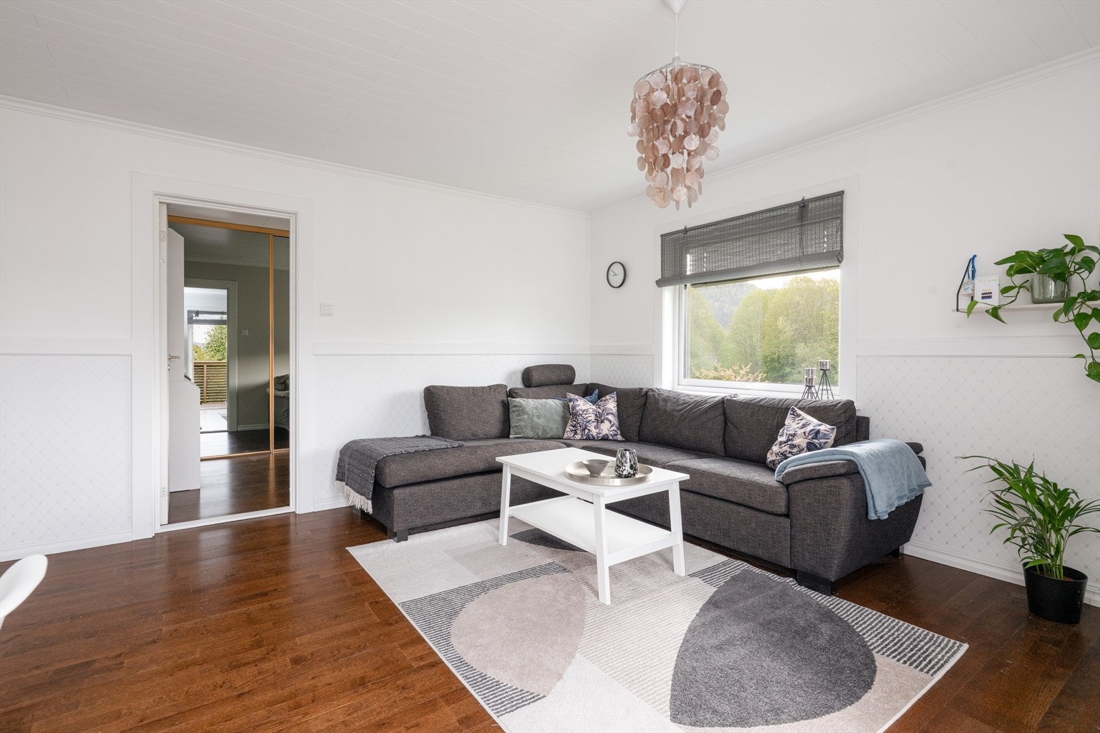 Forretningsfører opplyser at borettslagets kabel tv og internett leveres av Viken Fiber, og er inkludert i felleskostnadene. Galleribilde