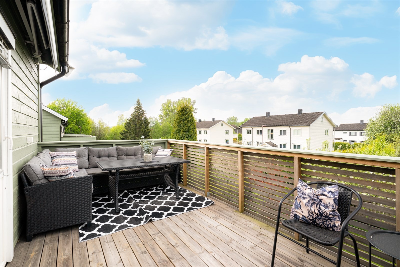 Nyere, stor og meget solrik terrasse - Fritt og fint beliggende Galleribilde