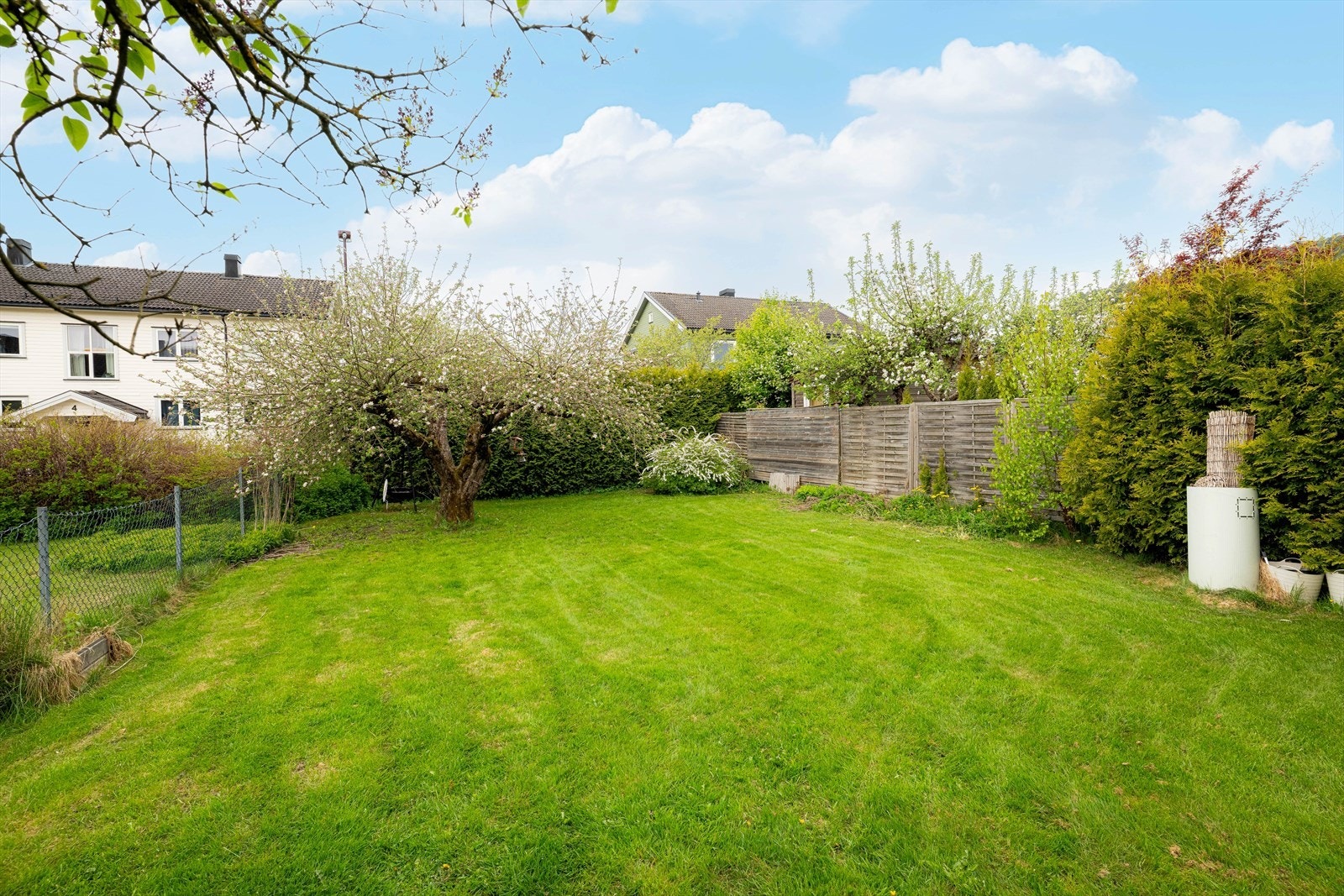 Leiligheten disponerer for øvrig en egen hageflekk, hovedsakelig bestående av plen Galleribilde