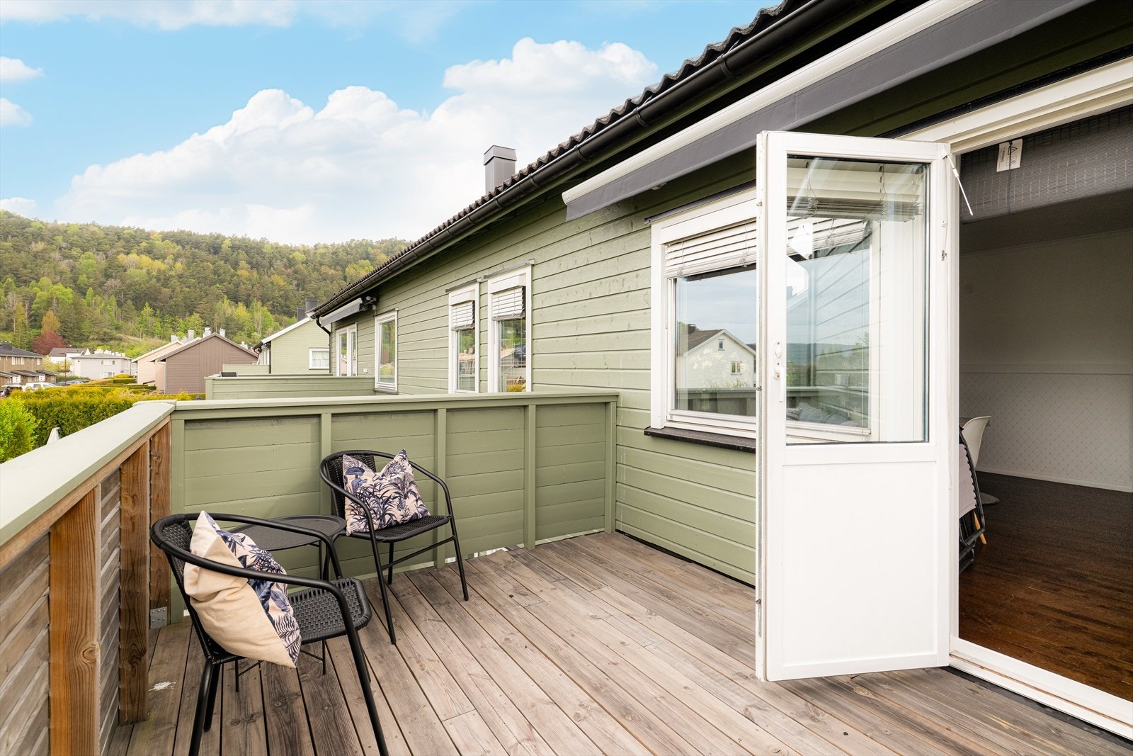 Romslig balkong med markise og gode møbleringsmuligheter. Galleribilde