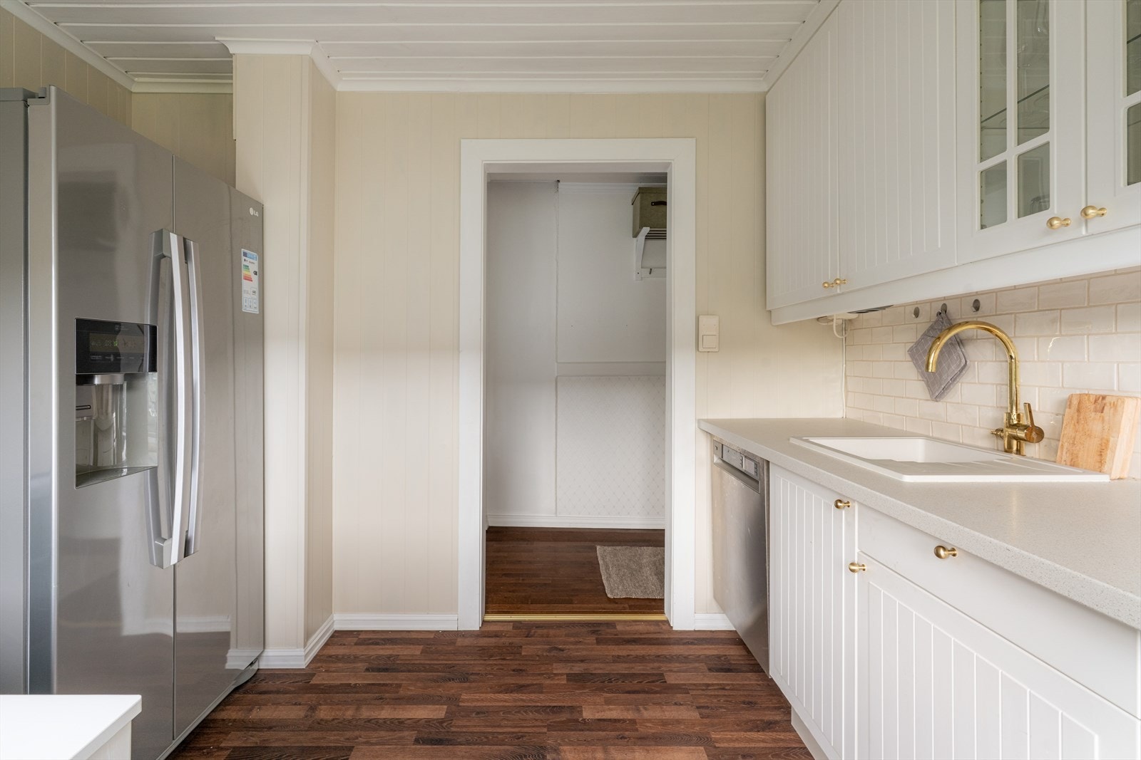 Kjøkkenet er utstyrt med IKEA-innredning med profilerte fronter og benkeplate i laminat. Frontene var opprinnelig høyglans hvit, nå overmalt i matt hvit. Galleribilde