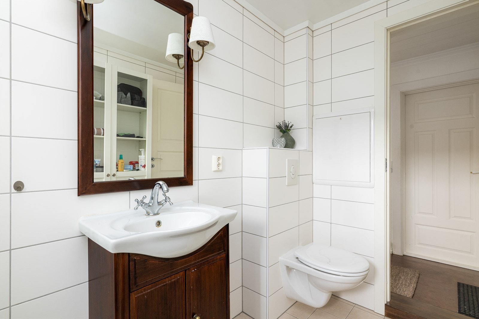 Rommet er utstyrt med servantinnredning, vegghengt toalett, dusjkabinett og opplegg for vaskemaskin. Elektrisk vifte og lufting via dør. I tillegg er det felles vaskerom i kjeller med plass til egen vaskemaskin. Badet har elektriske varmekabler i gulvet. Galleribilde