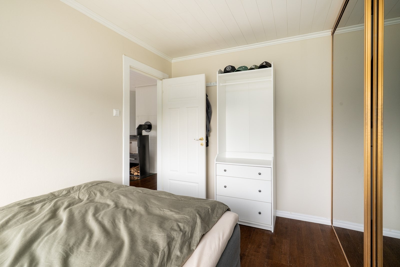 Her er det også satt inn praktisk skyedørsgarderobe med speildører. Overflater består av laminat på gulv, malte veggflater og malt MDF-palter i tak. Galleribilde