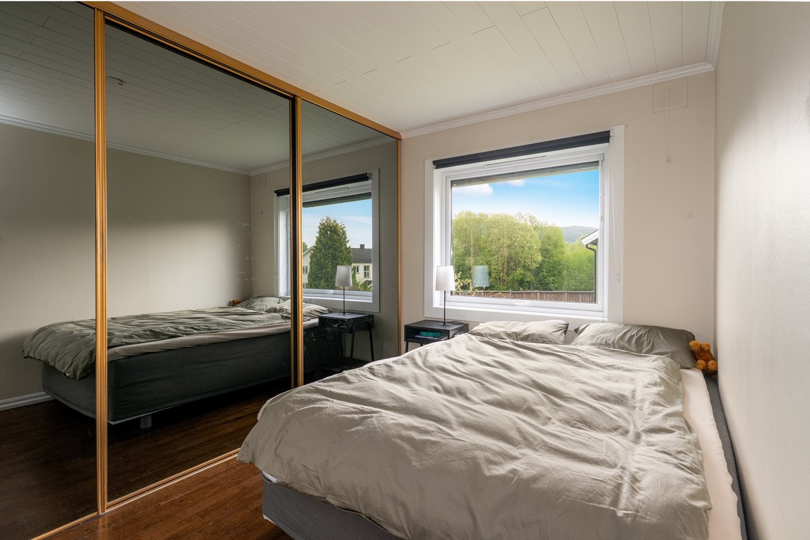 Leiligheten har to soverom, et med adkomst fra entré og et med adkomst fra stue. Hovedsoverommet er av god størrelse med plass til dobbeltseng. Galleribilde