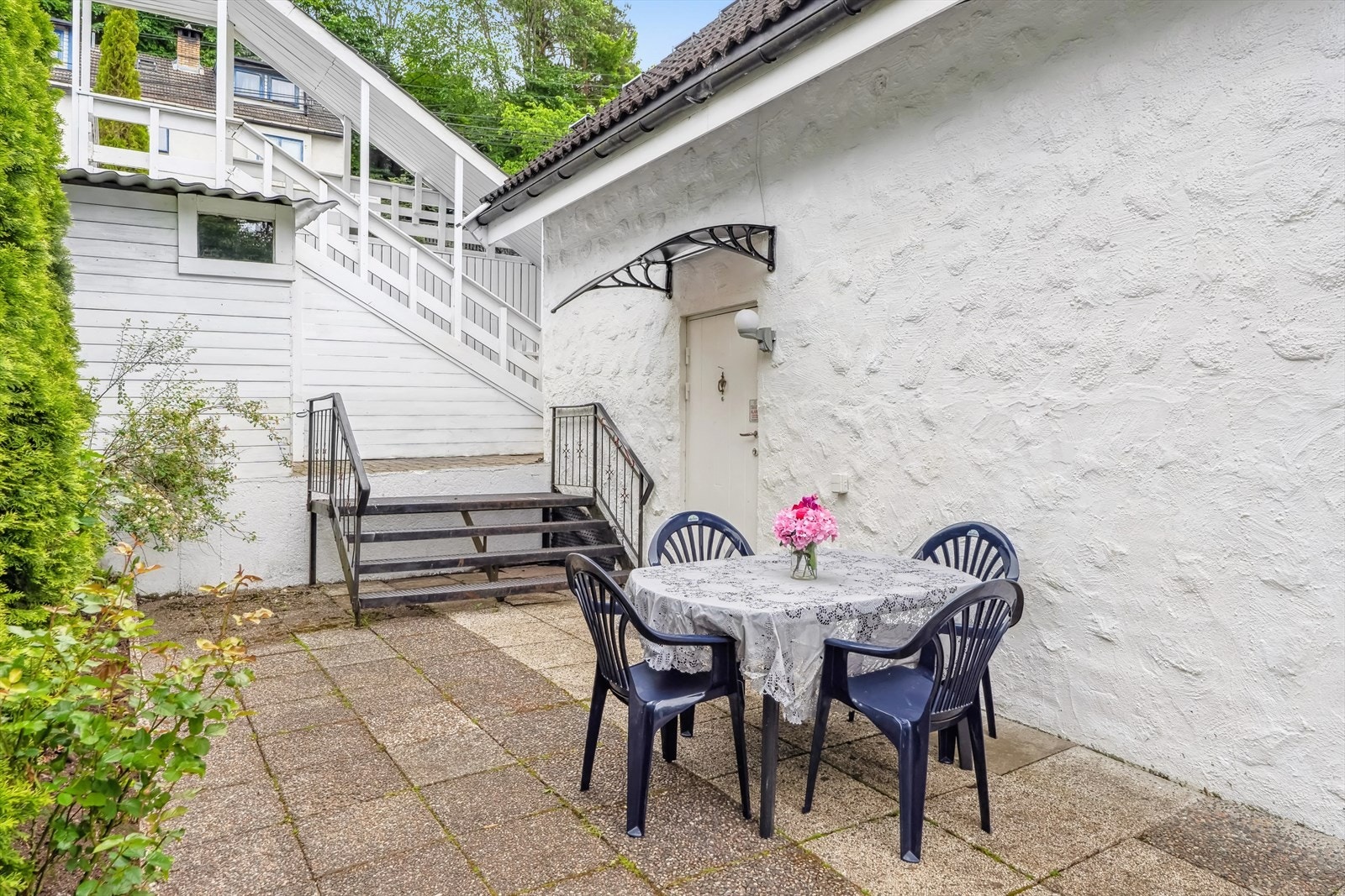 Egen inngang til underetasjen. Hyggelig område med plass til sittegruppe. Galleribilde