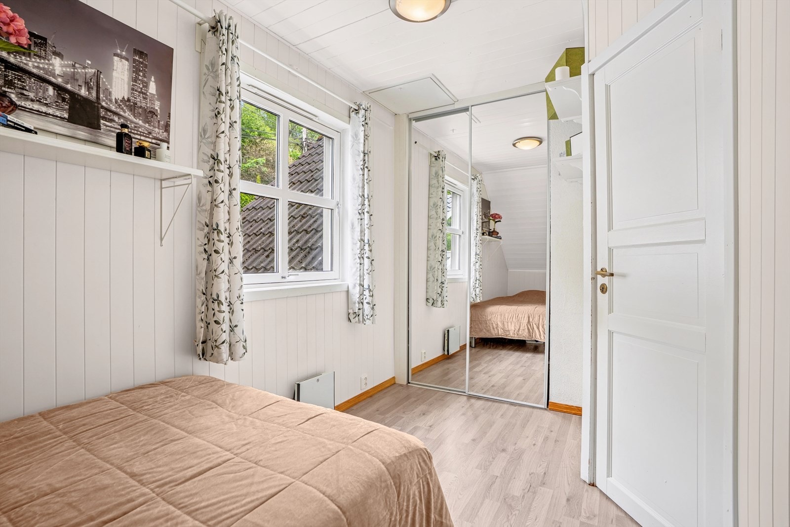 Soverommet har oppbevaringsplass i skyvedørsgarderobe med speildører. Galleribilde