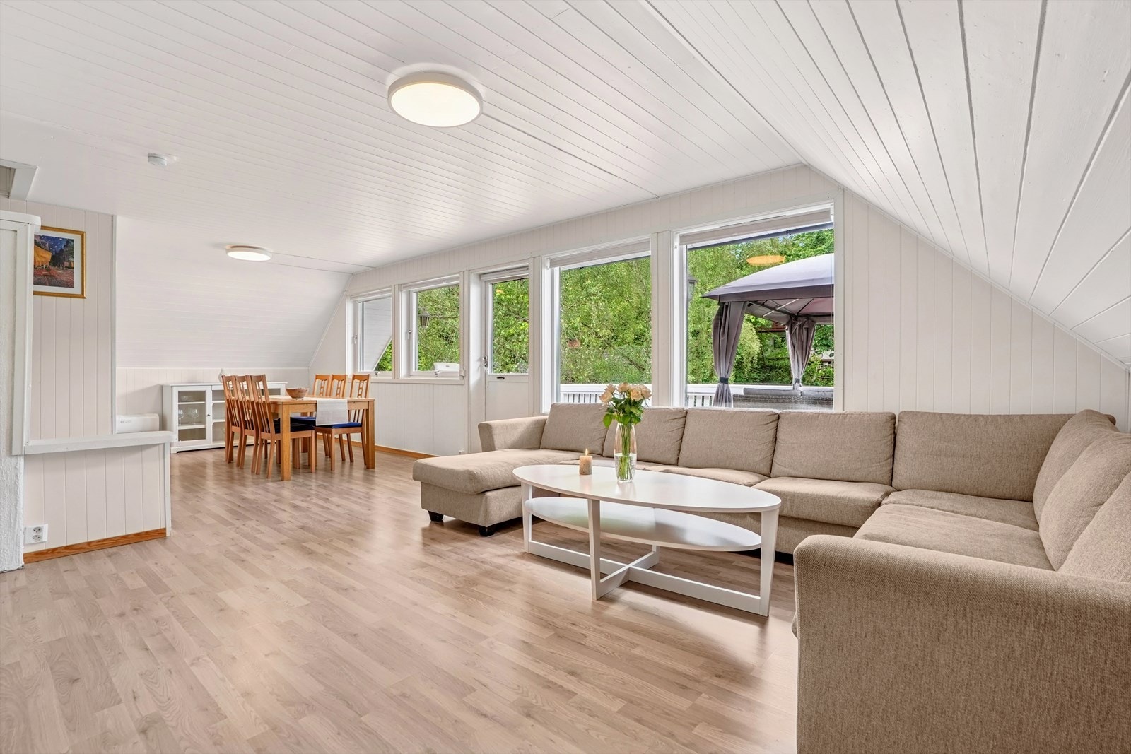 Velkommen inn i en stor stue med plass til spisebord og sofa. Galleribilde