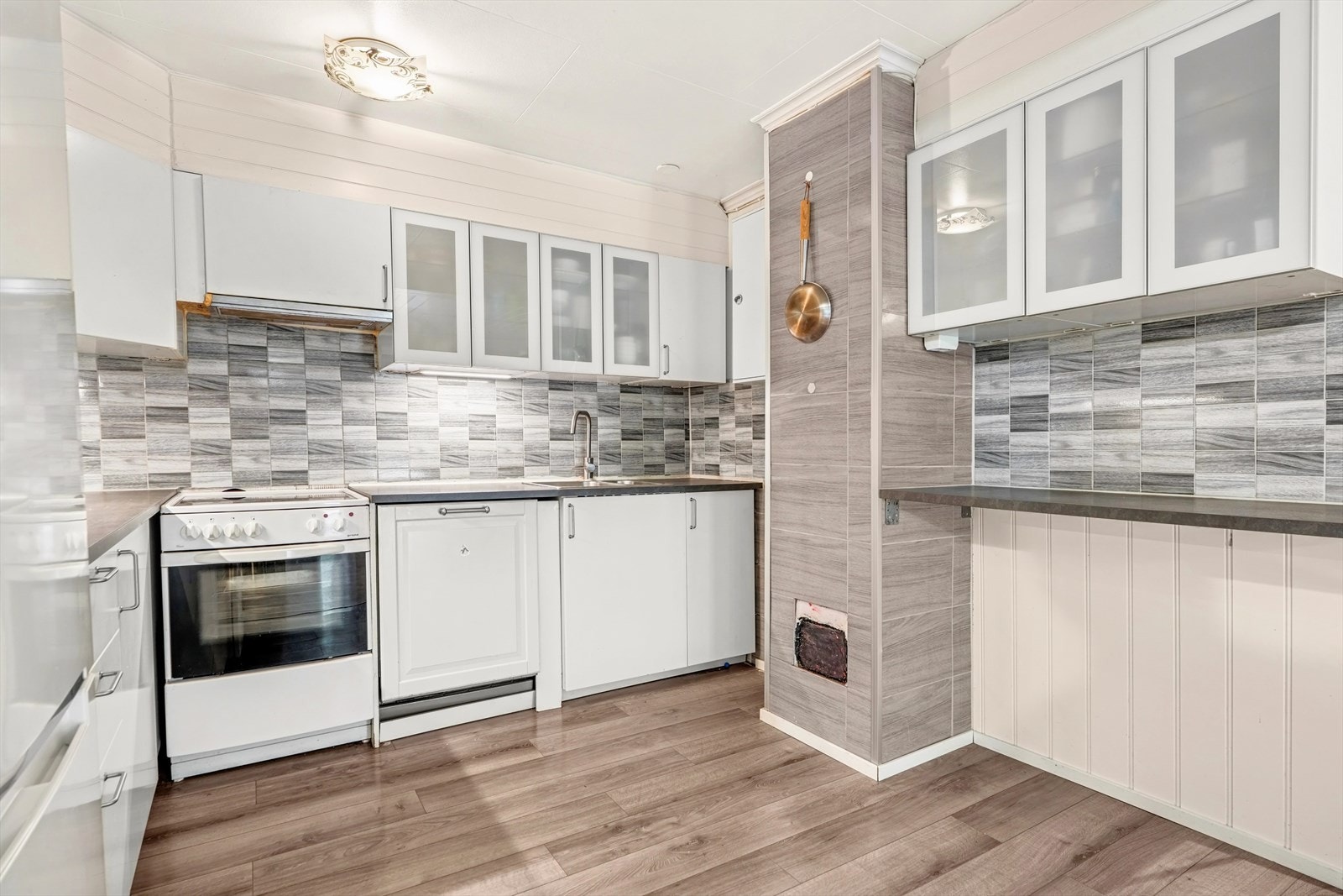 Kjøkken med god oppbevaringsplass i over- og underskap. Galleribilde