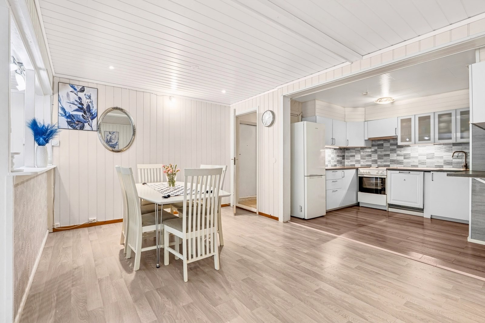 Et sosialt rom med åpen løsning. Fin plass til langbord. Galleribilde