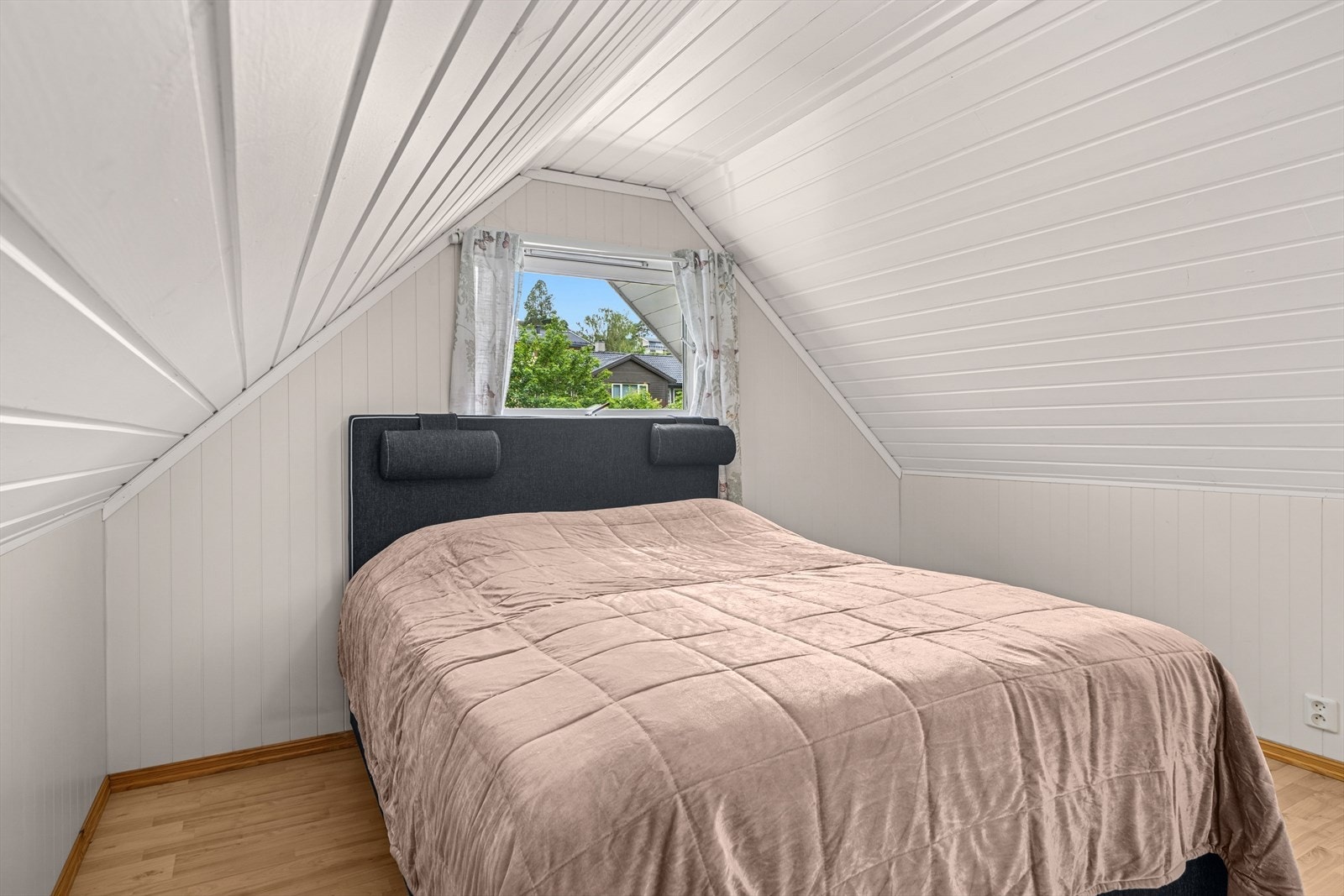 Loftsrom er benyttet av selger som soverom. Rommet er ikke godkjent for varig opphold. Galleribilde