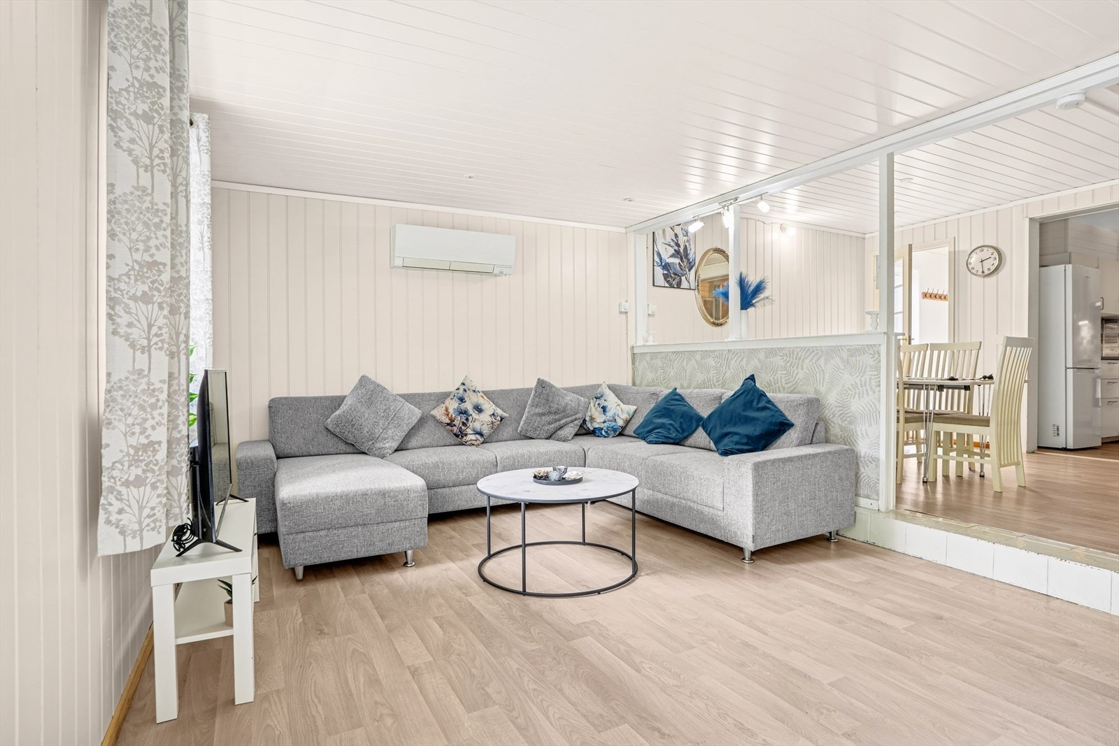 Stor stue med plass til sofa og spisebord. Galleribilde