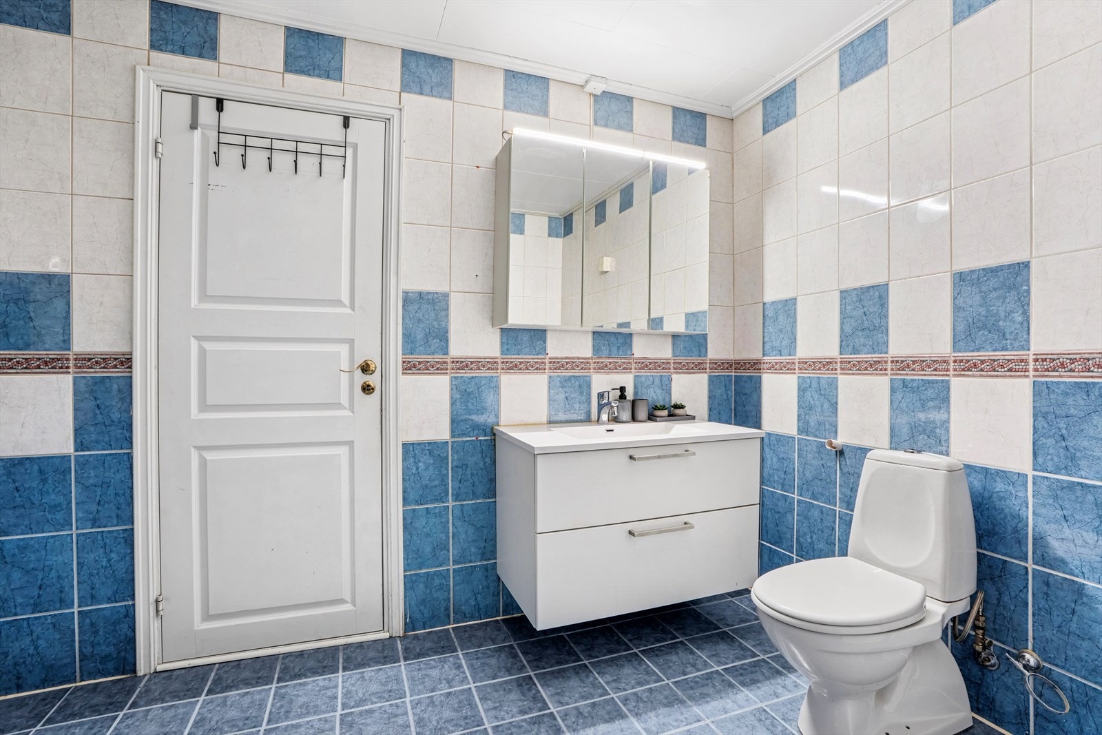 Skuffinnredning, speilskap og gulvstående toalett. Galleribilde