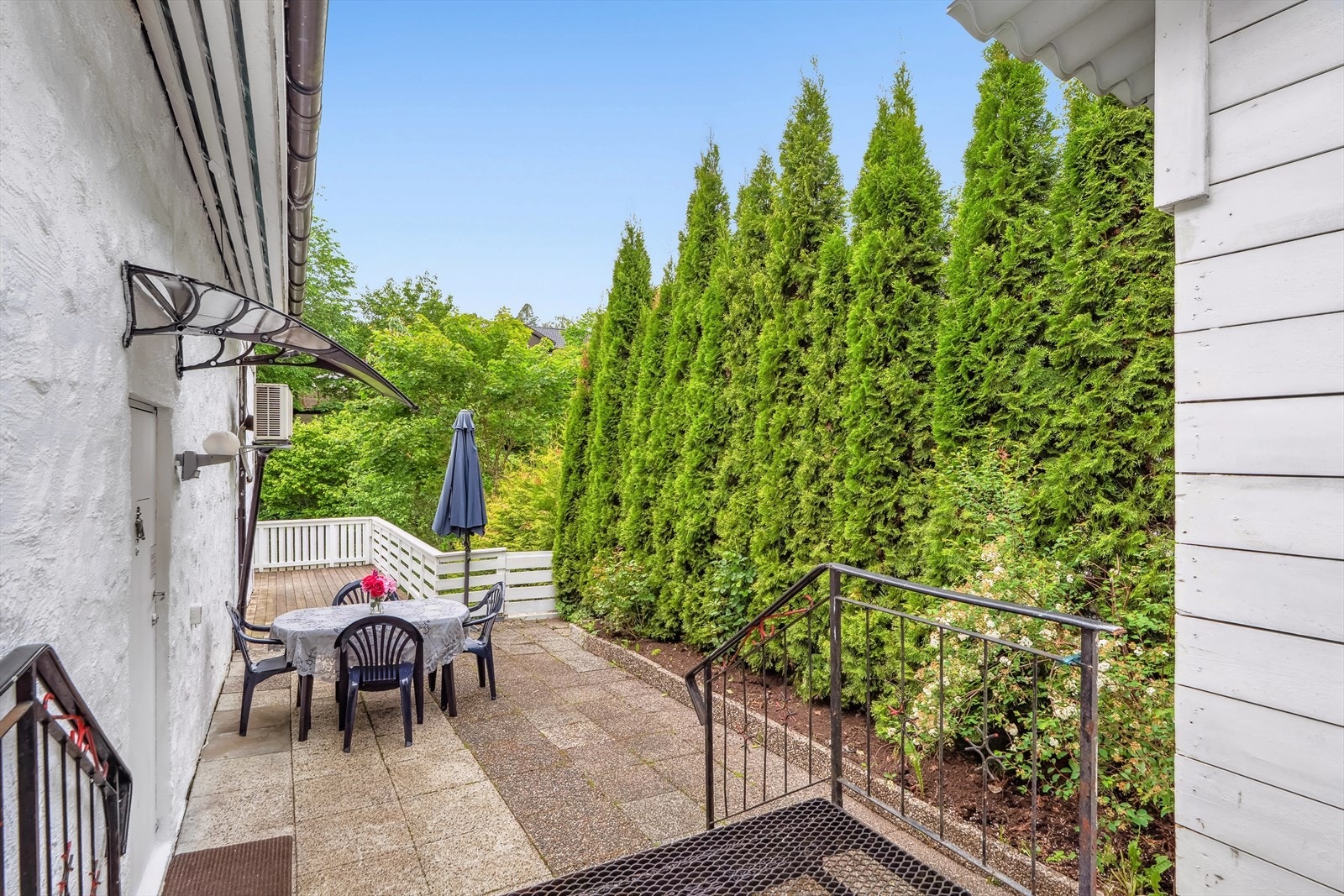 Usjenert uteplass. Galleribilde