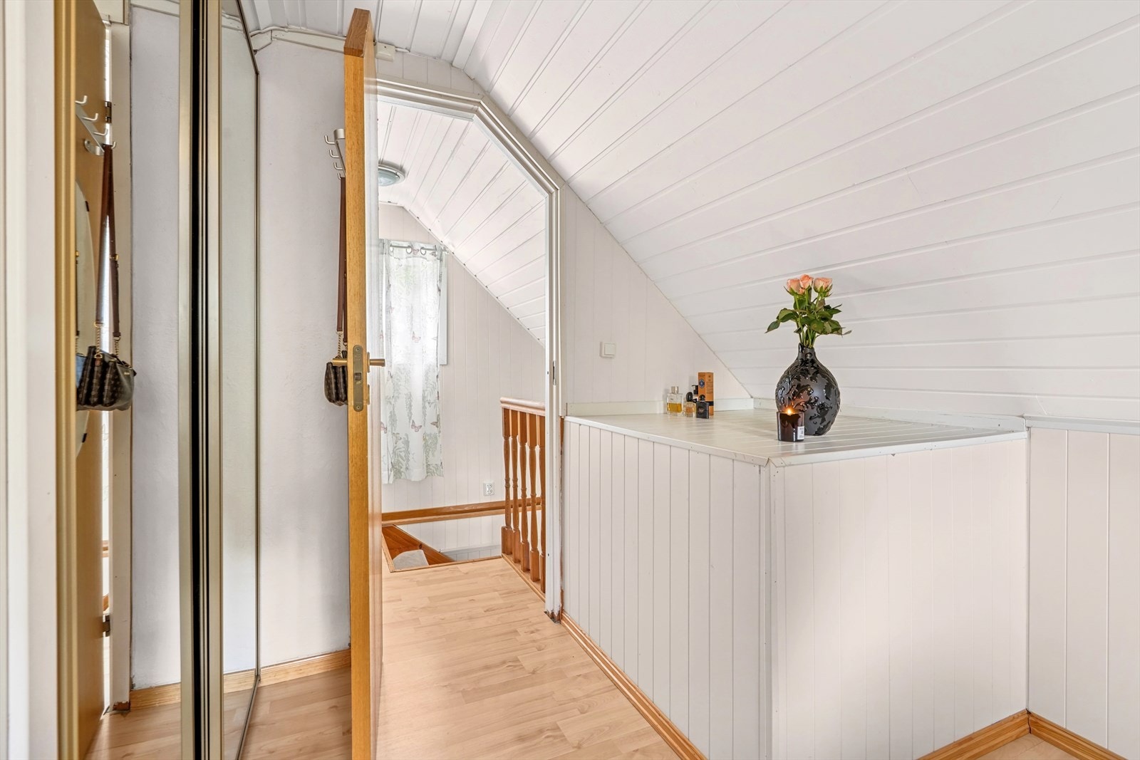 Rom med skyvedørsgarderobe - byggemeldt som loft. Galleribilde