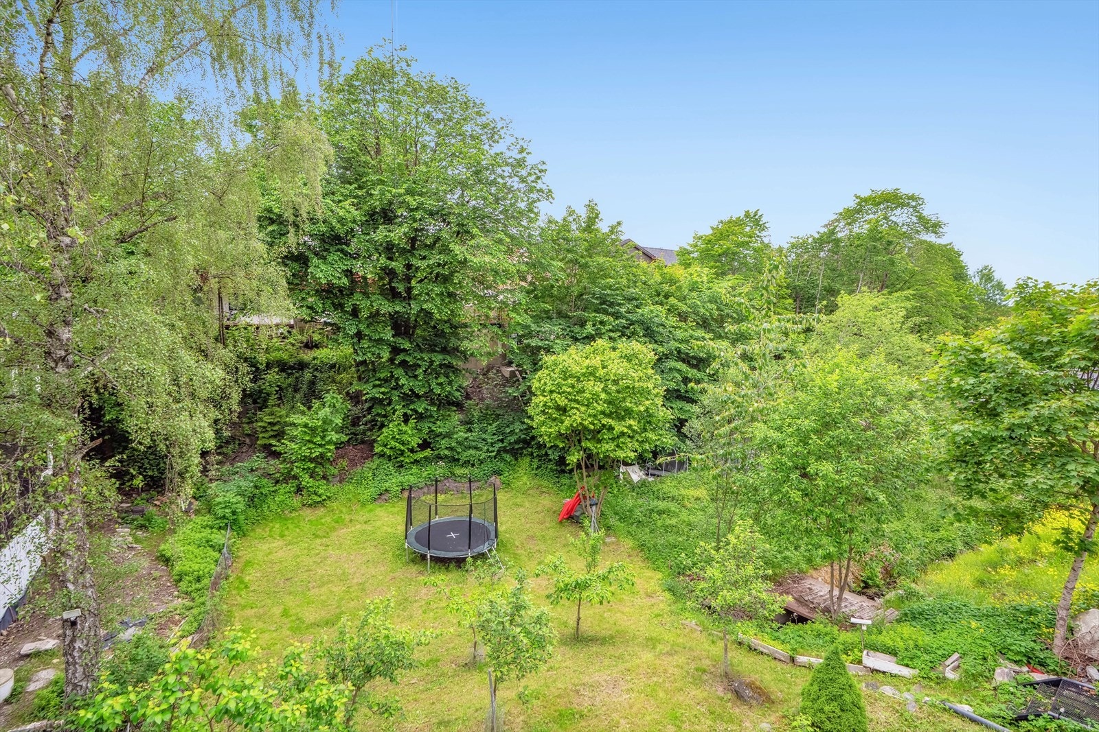 Stor hage med boltreplass for store og små. Det renner en bekk gjennom eiendommen. Galleribilde