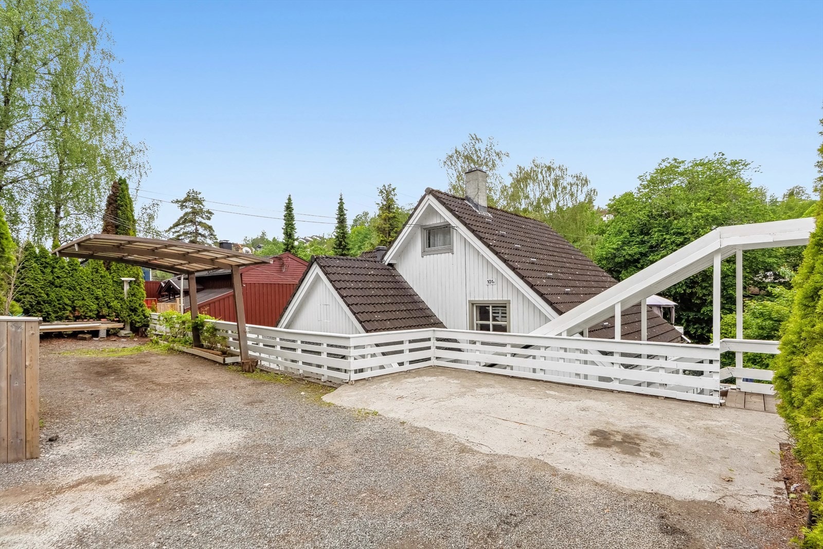 Parkering på egen gårdsplass med plass til flere biler, samt et takoverbygg/carport løsning. Galleribilde