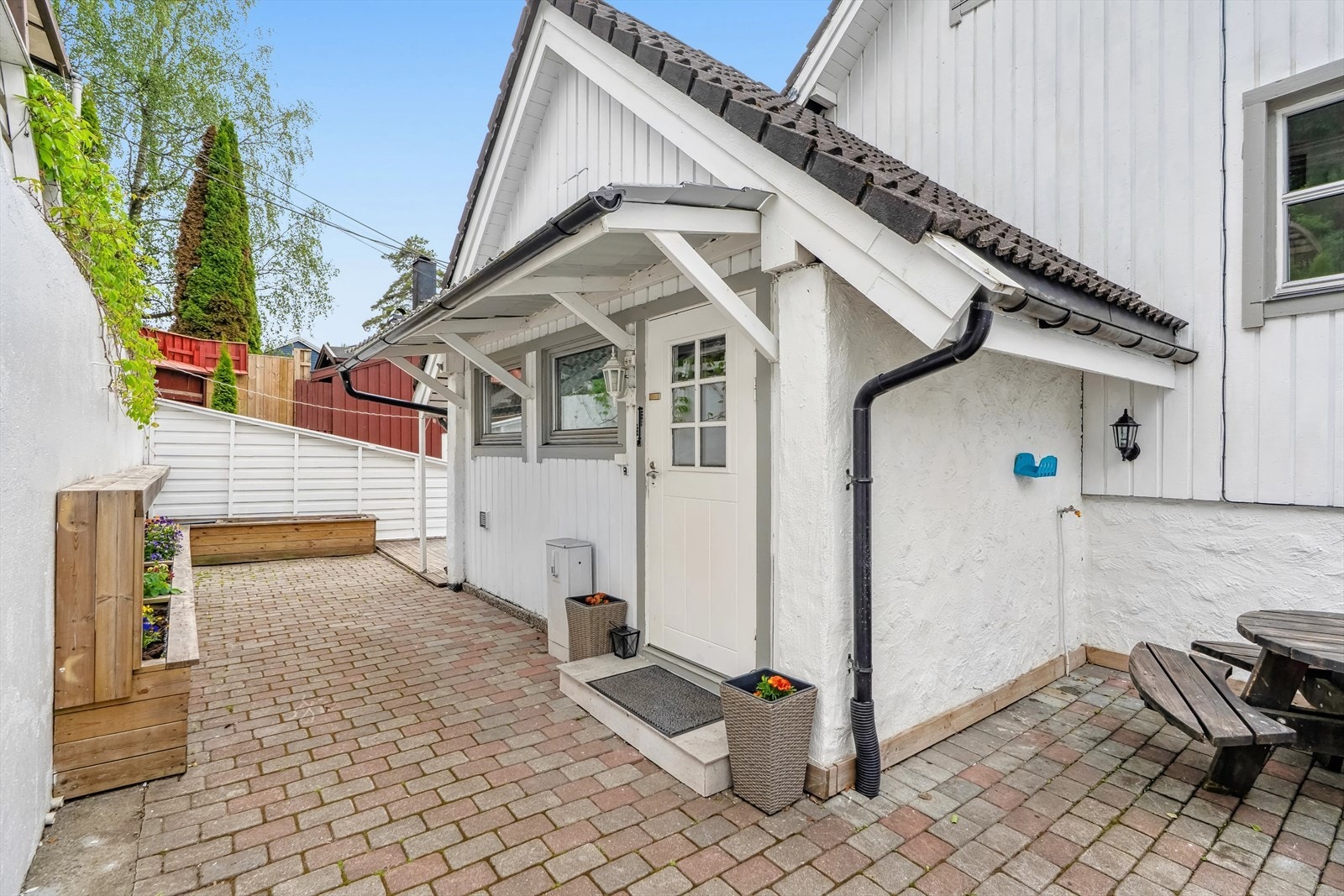 Boligen har 2 innganger. Det er utleiemuligheter i underetasjen som del av egen bolig. Galleribilde