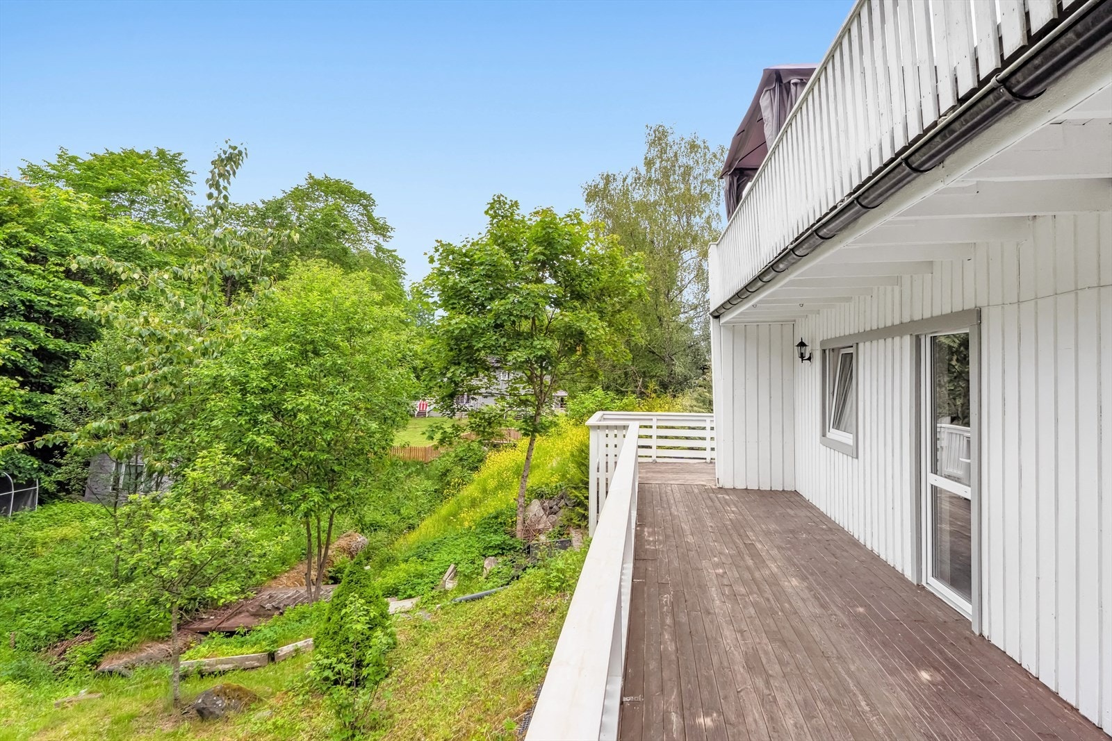 Utgang til vestvendt terrasse på ca. 33,4 m². Her er det plass til flere sittegrupper. Galleribilde
