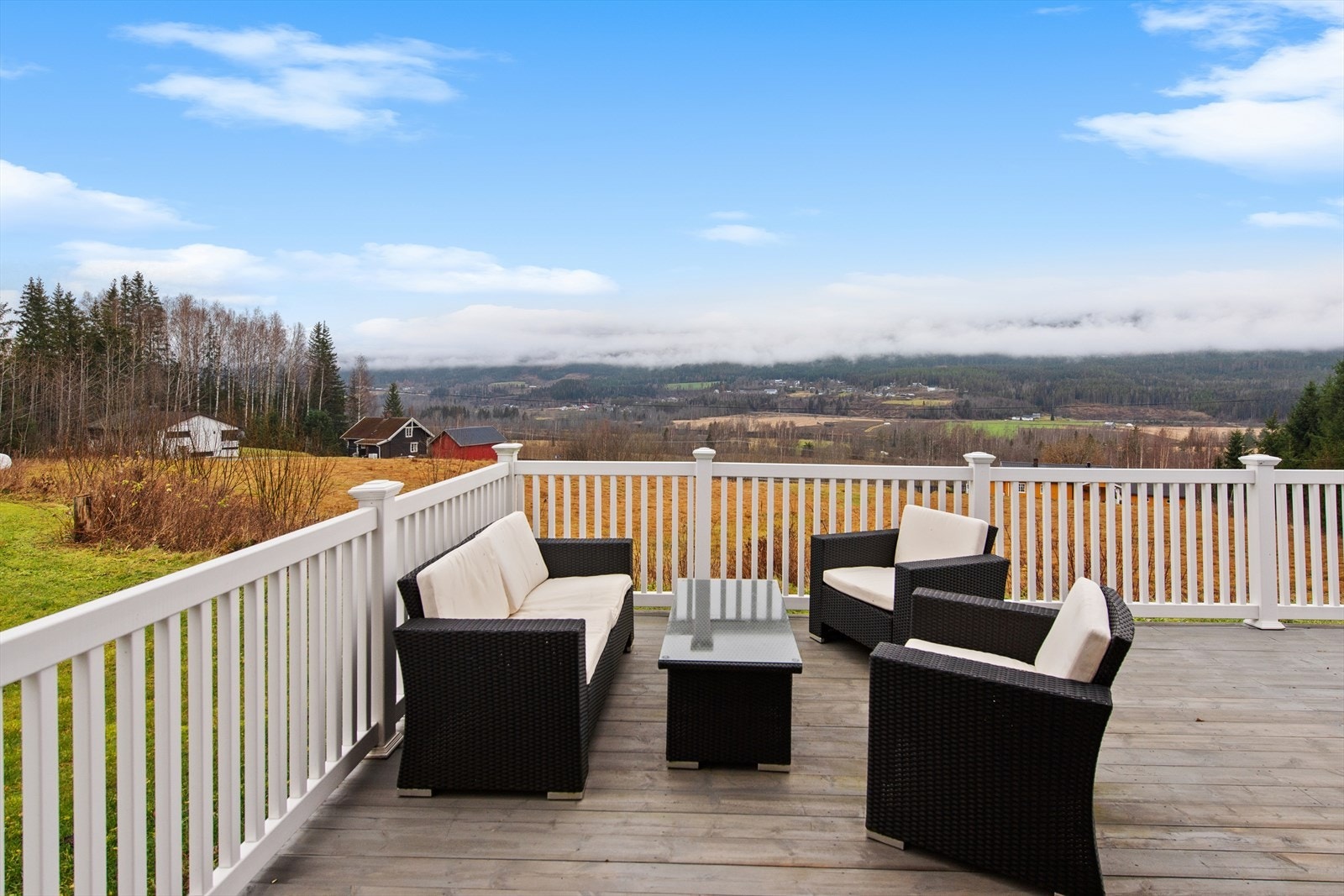 Utenfor stuen kommer du ut på en stor sørvendt terrasse. Galleribilde