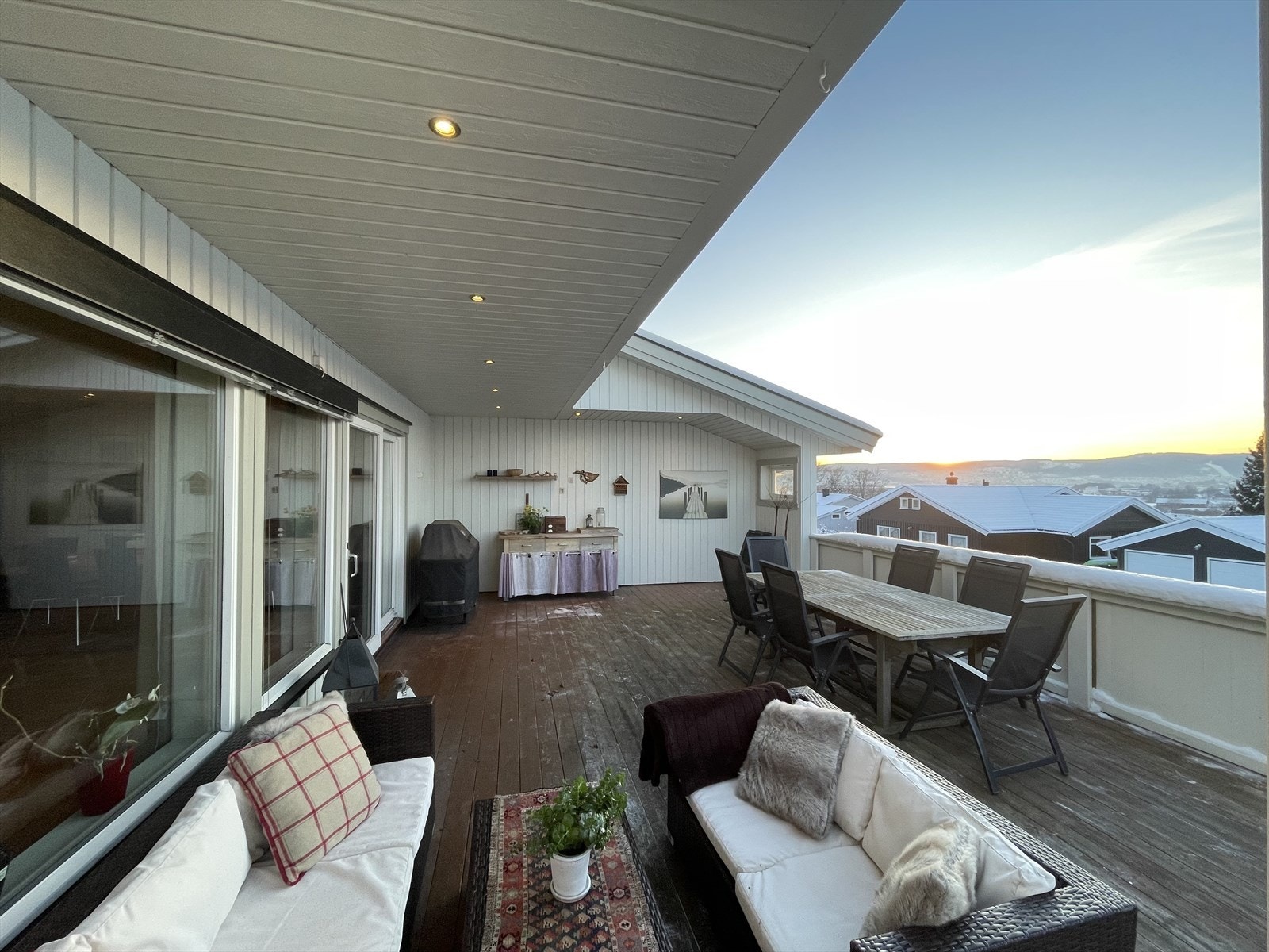 Terrassen har downlights i himling. God plass til ønsket møblement. Galleribilde