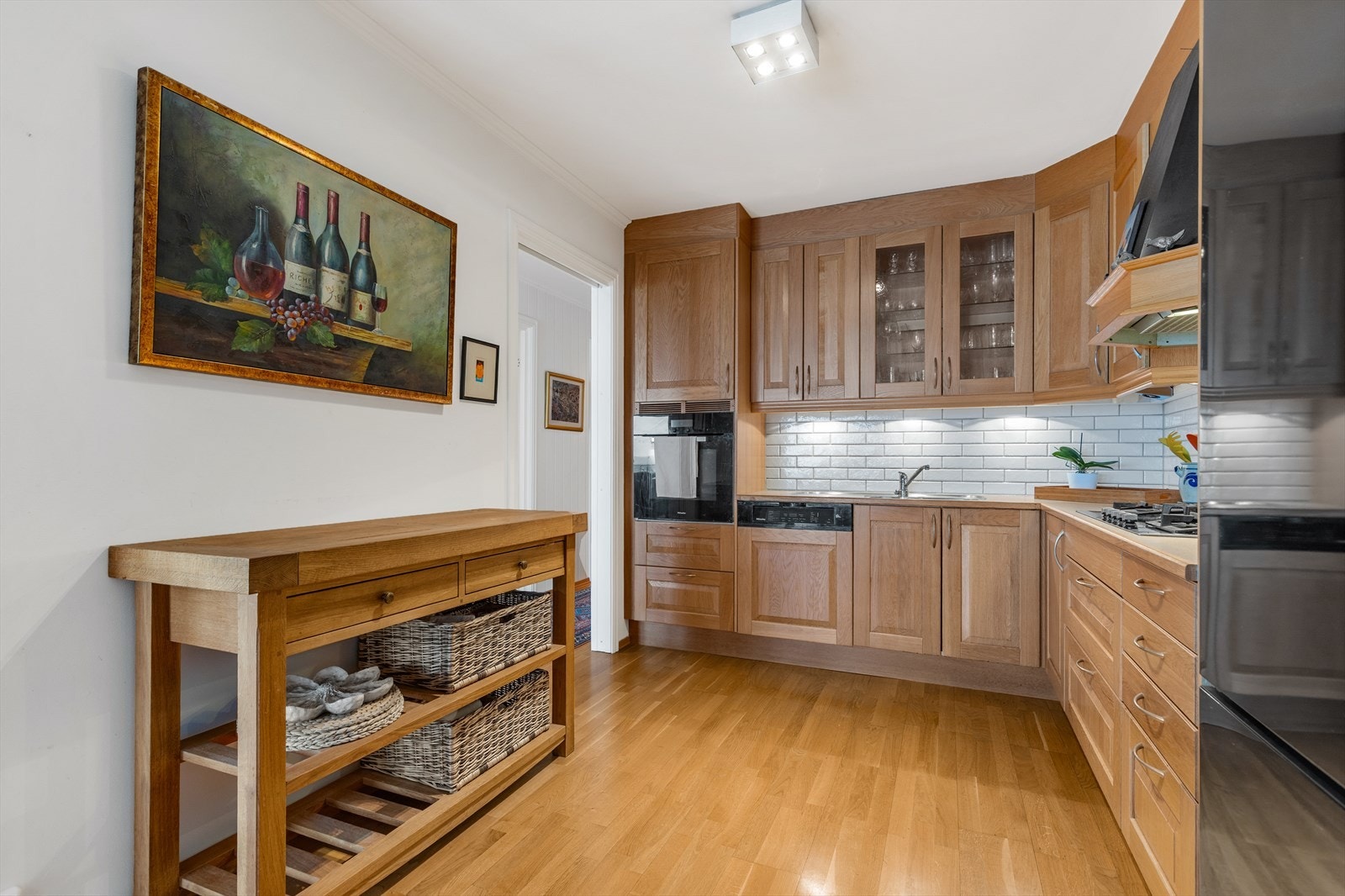 Det er integrert oppvaskmaskin, stekeovn og gasstopp. Kjøkkenventilator med avtrekk ut. Galleribilde