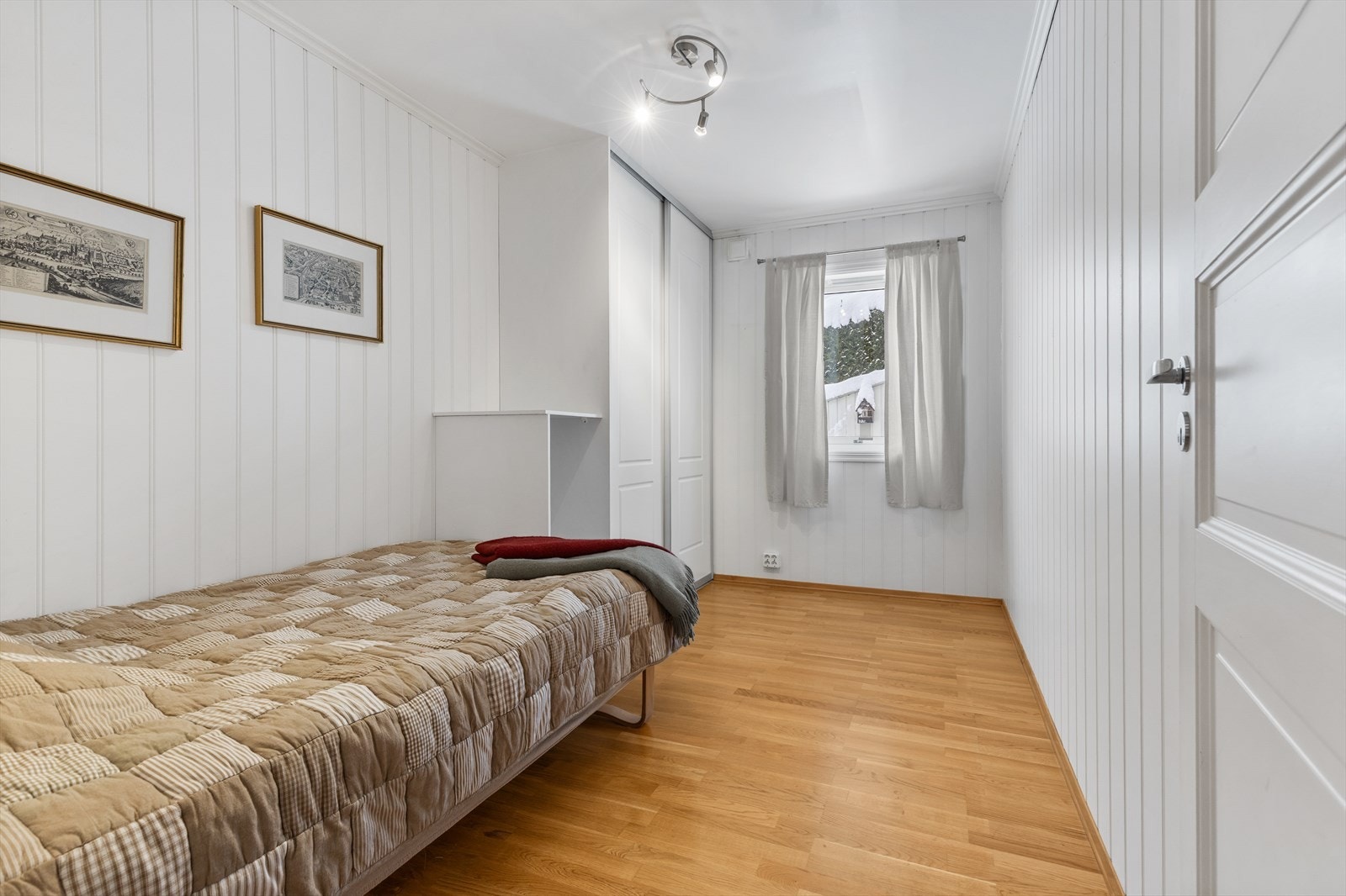 Soverom II med skyvedørsgarderobe. Galleribilde