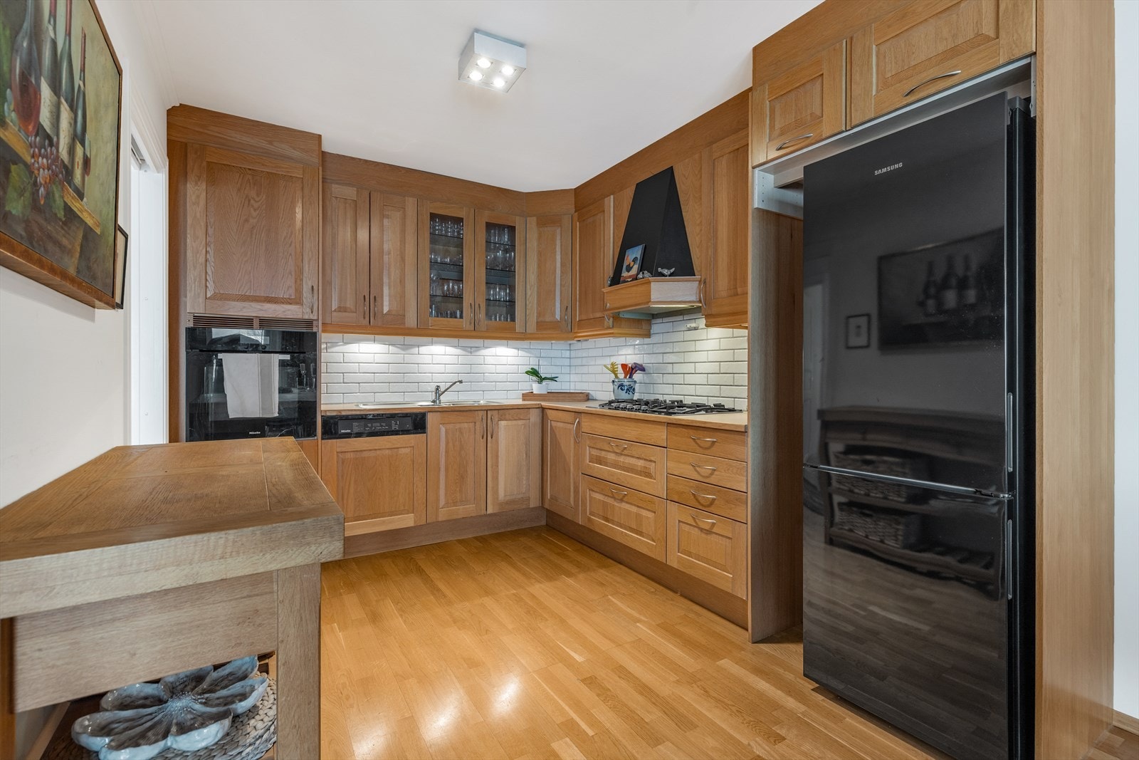 Kjøkkenet har innredning med profilerte fronter og benkeplate av laminat. Galleribilde